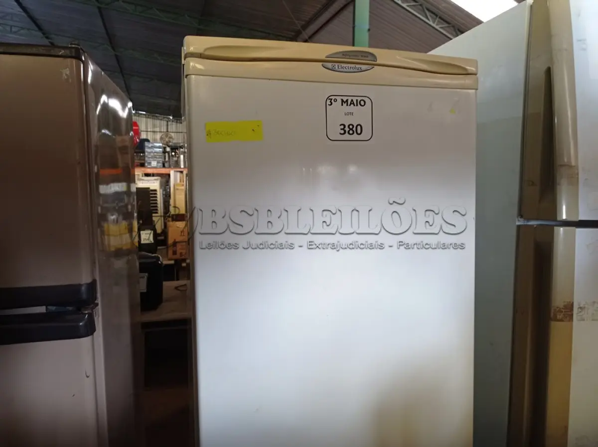 LOTE 380 - 01 GELADEIRA MARCA ELECTROLUX COM AVARIAS 220V. (NO ESTADO) ATENÇÃO! FAZER A VISITAÇÃO ANTES DE ARREMATAR, NÃO SABEMOS SE FUNCIONA. LEILÃO NÃO TEM GARANTIA E NEM DEVOLUÇÃO, SUJEITO A POSSÍVEIS AVARIAS VISÍVEIS/OCULTAS E/OU AUSÊNCIA DE COMPONENTES.