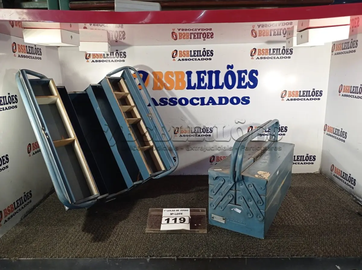 LOTE 119 - 02 MALETAS DE FERRAMENTAS VAZIAS. (NO ESTADO) ATENÇÃO! FAZER A VISITAÇÃO ANTES DE ARREMATAR, NÃO SABEMOS SE FUNCIONA. LEILÃO NÃO TEM GARANTIA E NEM DEVOLUÇÃO, SUJEITO A POSSÍVEIS AVARIAS VISÍVEIS/OCULTAS E/OU AUSÊNCIA DE COMPONENTES.