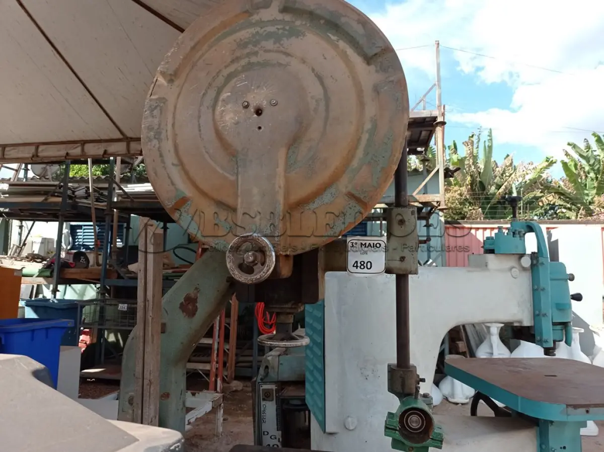 LOTE 480 - 01 SERRA FITA PARA MARCENARIA COM VOLANTE DE 60 MARCA INVICTA. (NO ESTADO) ATENÇÃO! FAZER A VISITAÇÃO ANTES DE ARREMATAR, NÃO SABEMOS SE FUNCIONA. LEILÃO NÃO TEM GARANTIA E NEM DEVOLUÇÃO, SUJEITO A POSSÍVEIS AVARIAS VISÍVEIS/OCULTAS E/OU AUSÊNCIA DE COMPONENTES.