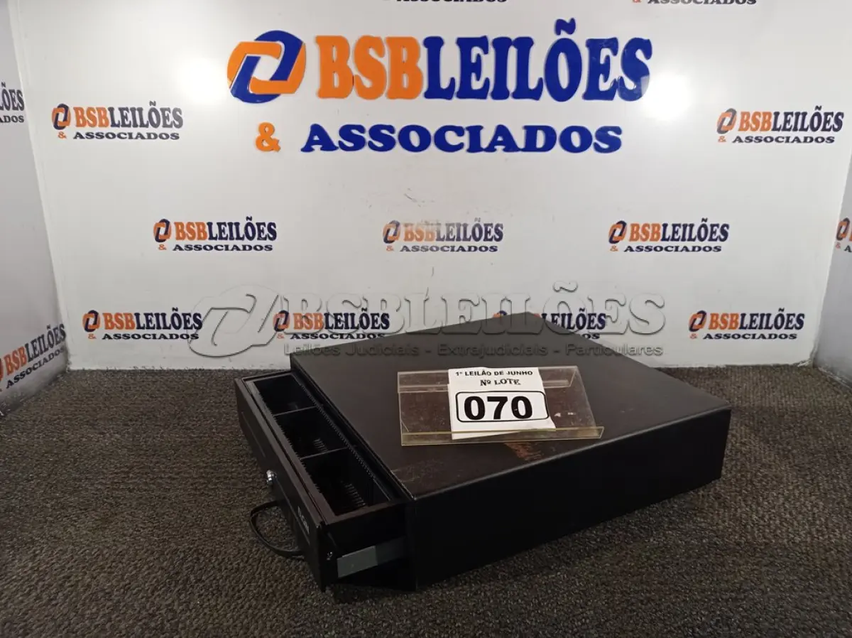 LOTE 070 - 01 CAIXA REGISTRADORA PARA DINHEIRO MANUAL. (NO ESTADO) ATENÇÃO! FAZER A VISITAÇÃO ANTES DE ARREMATAR, NÃO SABEMOS SE FUNCIONA. LEILÃO NÃO TEM GARANTIA E NEM DEVOLUÇÃO, SUJEITO A POSSÍVEIS AVARIAS VISÍVEIS/OCULTAS E/OU AUSÊNCIA DE COMPONENTES.
