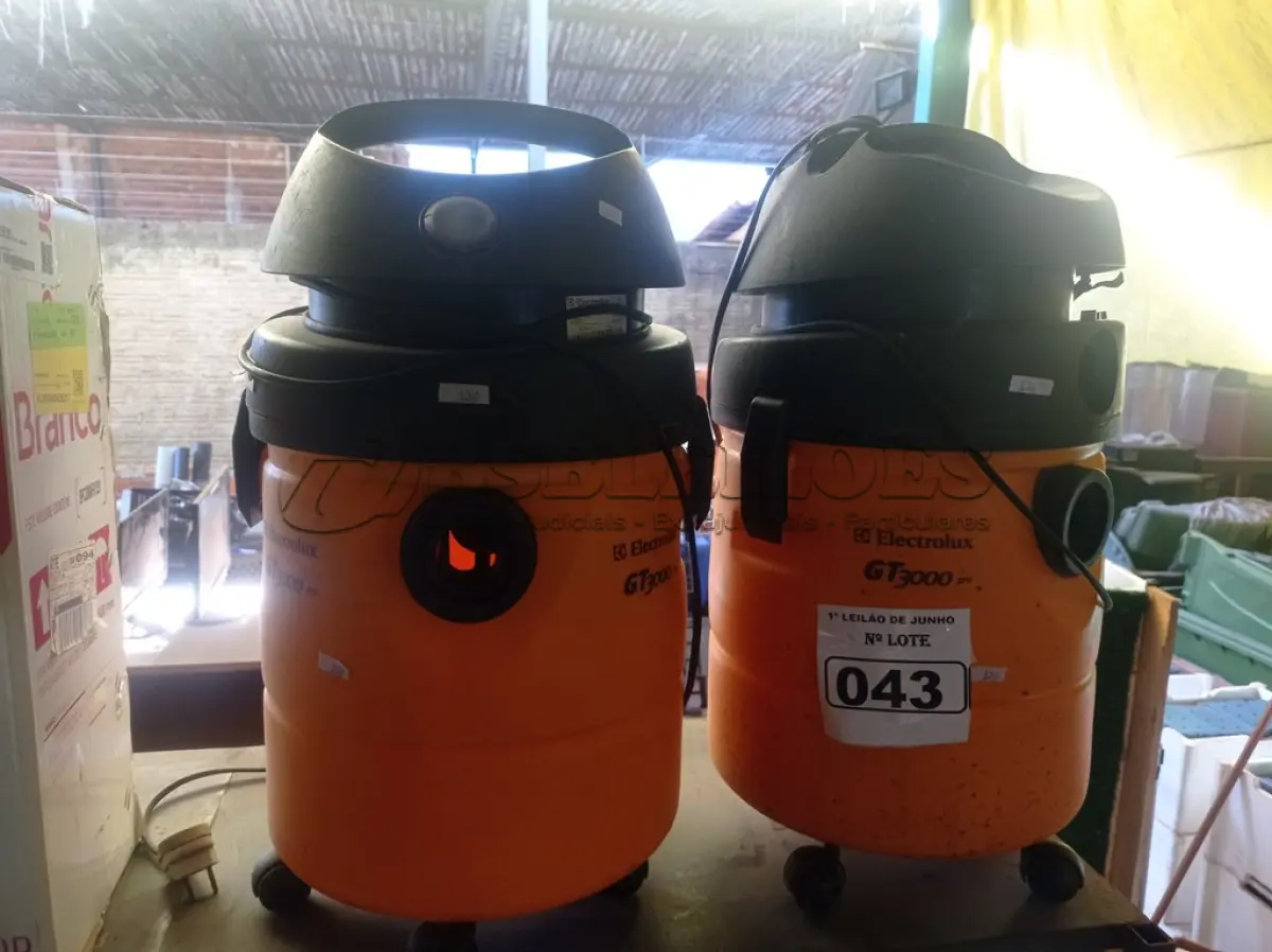 LOTE 043 - 02 ASPIRADORES DE PÓ INCOMPLETOS.  (NO ESTADO) ATENÇÃO! FAZER A VISITAÇÃO ANTES DE ARREMATAR, NÃO SABEMOS SE FUNCIONA. LEILÃO NÃO TEM GARANTIA E NEM DEVOLUÇÃO, SUJEITO A POSSÍVEIS AVARIAS VISÍVEIS/OCULTAS E/OU AUSÊNCIA DE COMPONENTES.