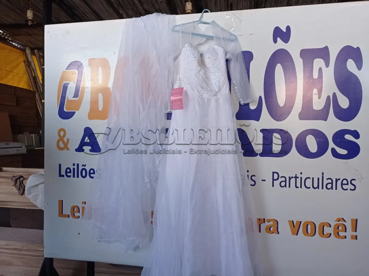 LOTE 434 - 01 VESTIDO DE NOIVA. (NO ESTADO) ATENÇÃO! FAZER A VISITAÇÃO ANTES DE ARREMATAR, NÃO SABEMOS SE FUNCIONA. LEILÃO NÃO TEM GARANTIA E NEM DEVOLUÇÃO, SUJEITO A POSSÍVEIS AVARIAS VISÍVEIS/OCULTAS E/OU AUSÊNCIA DE COMPONENTES.