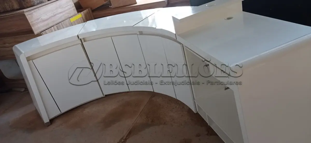 LOTE 479 - 01 BALCÃO PARA LOJA BRANCO. (NO ESTADO) ATENÇÃO! FAZER A VISITAÇÃO ANTES DE ARREMATAR, NÃO SABEMOS SE FUNCIONA. LEILÃO NÃO TEM GARANTIA E NEM DEVOLUÇÃO, SUJEITO A POSSÍVEIS AVARIAS VISÍVEIS/OCULTAS E/OU AUSÊNCIA DE COMPONENTES.