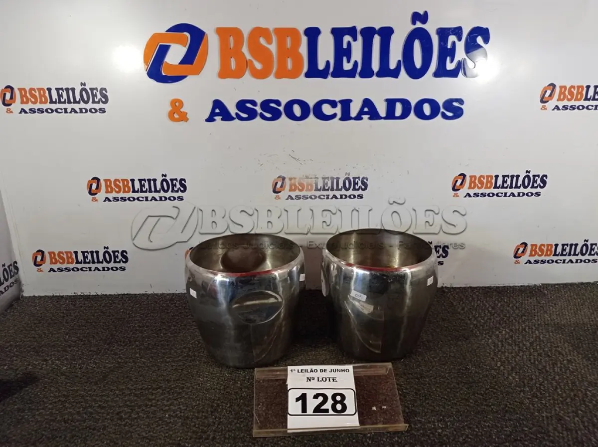 LOTE 128 - 02 BALDES PARA GELO EM INOX. (NO ESTADO) ATENÇÃO! FAZER A VISITAÇÃO ANTES DE ARREMATAR, NÃO SABEMOS SE FUNCIONA. LEILÃO NÃO TEM GARANTIA E NEM DEVOLUÇÃO, SUJEITO A POSSÍVEIS AVARIAS VISÍVEIS/OCULTAS E/OU AUSÊNCIA DE COMPONENTES.