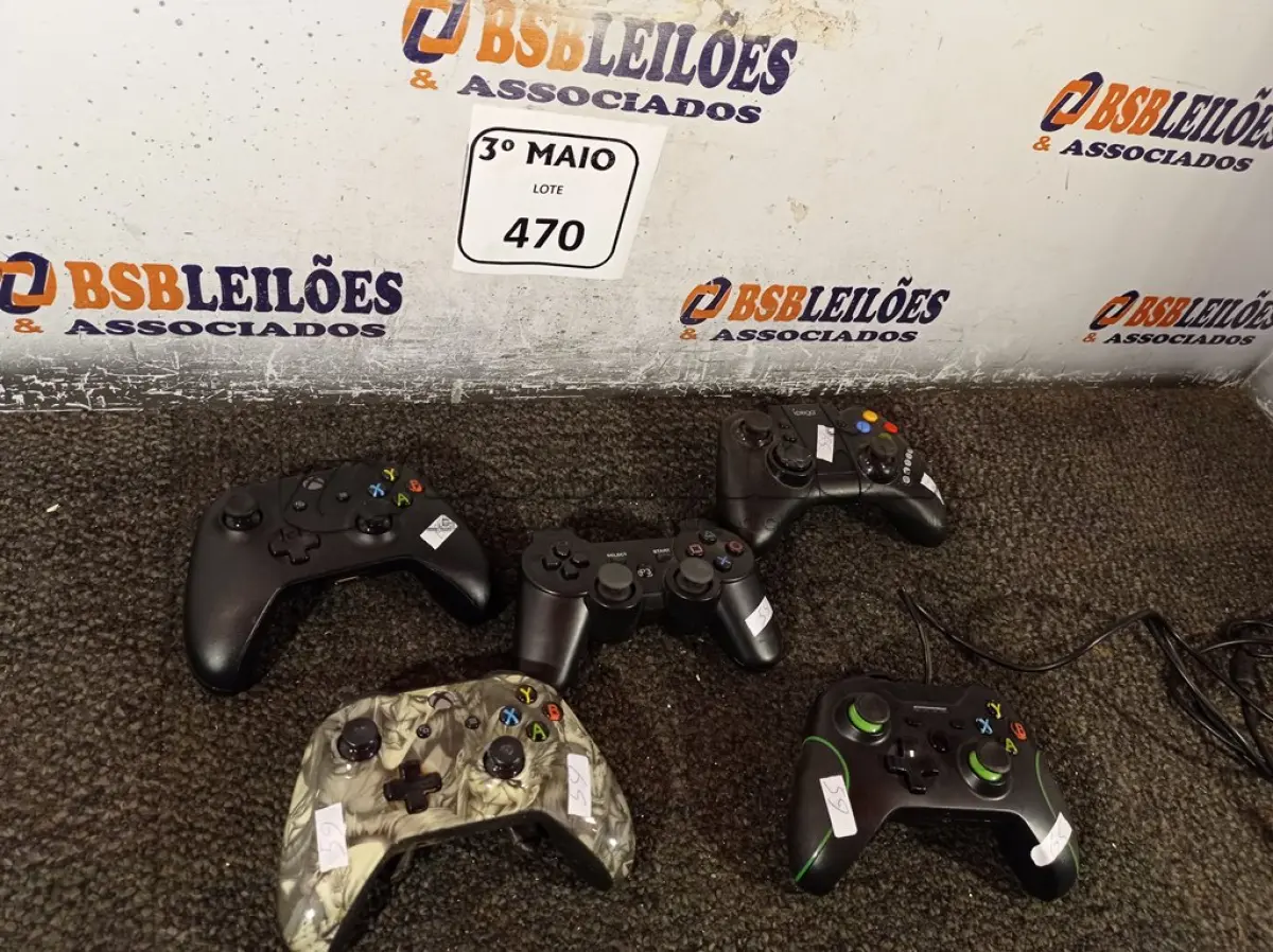 LOTE 470 - 05 CONTROLES PARA VÍDEO GAME MARCAS E MODELOS DIVERSOS. (NO ESTADO) ATENÇÃO! FAZER A VISITAÇÃO ANTES DE ARREMATAR, NÃO SABEMOS SE FUNCIONA. LEILÃO NÃO TEM GARANTIA E NEM DEVOLUÇÃO, SUJEITO A POSSÍVEIS AVARIAS VISÍVEIS/OCULTAS E/OU AUSÊNCIA DE COMPONENTES.