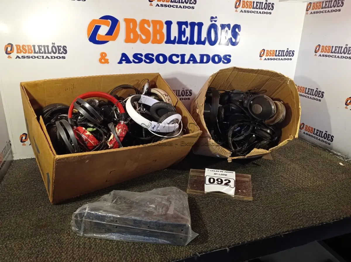 LOTE 092 - 01 LOTE COM VÁRIOS FONES DE OUVIDO MARCAS E MODELOS DIVERSOS E 05 GRAMPEADORES. (NO ESTADO) ATENÇÃO! FAZER A VISITAÇÃO ANTES DE ARREMATAR, NÃO SABEMOS SE FUNCIONA. LEILÃO NÃO TEM GARANTIA E NEM DEVOLUÇÃO, SUJEITO A POSSÍVEIS AVARIAS VISÍVEIS/OCULTAS E/OU AUSÊNCIA DE COMPONENTES.