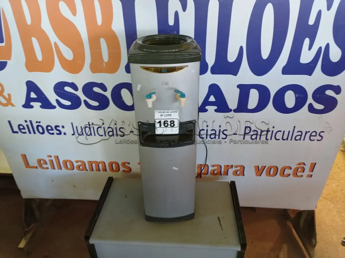 LOTE 168 - 01 BEBEDOURO REFRIGERADO PARA GARRAFÃO 220V. (NO ESTADO) ATENÇÃO! FAZER A VISITAÇÃO ANTES DE ARREMATAR, NÃO SABEMOS SE FUNCIONA. LEILÃO NÃO TEM GARANTIA E NEM DEVOLUÇÃO, SUJEITO A POSSÍVEIS AVARIAS VISÍVEIS/OCULTAS E/OU AUSÊNCIA DE COMPONENTES.