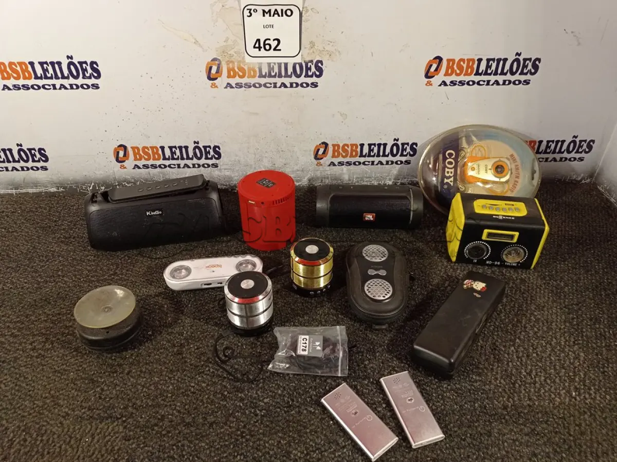 LOTE 462 - 01 LOTE COM DIVERSAS CAIXAS DE SOM. (NO ESTADO) ATENÇÃO! FAZER A VISITAÇÃO ANTES DE ARREMATAR, NÃO SABEMOS SE FUNCIONA. LEILÃO NÃO TEM GARANTIA E NEM DEVOLUÇÃO, SUJEITO A POSSÍVEIS AVARIAS VISÍVEIS/OCULTAS E/OU AUSÊNCIA DE COMPONENTES.