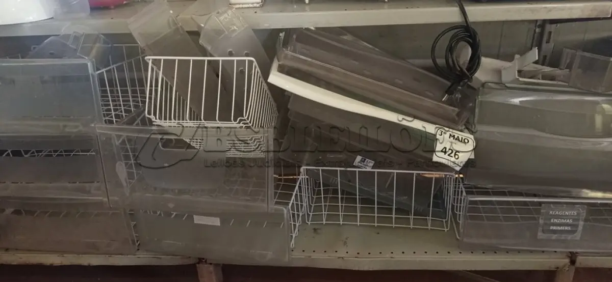 LOTE 426 - 01 LOTE COM GRANDE QUANTIDADE DE GAVETAS E GRADES PARA GELADEIRA E FREEZER. (NO ESTADO) ATENÇÃO! FAZER A VISITAÇÃO ANTES DE ARREMATAR, NÃO SABEMOS SE FUNCIONA. LEILÃO NÃO TEM GARANTIA E NEM DEVOLUÇÃO, SUJEITO A POSSÍVEIS AVARIAS VISÍVEIS/OCULTAS E/OU AUSÊNCIA DE COMPONENTES.