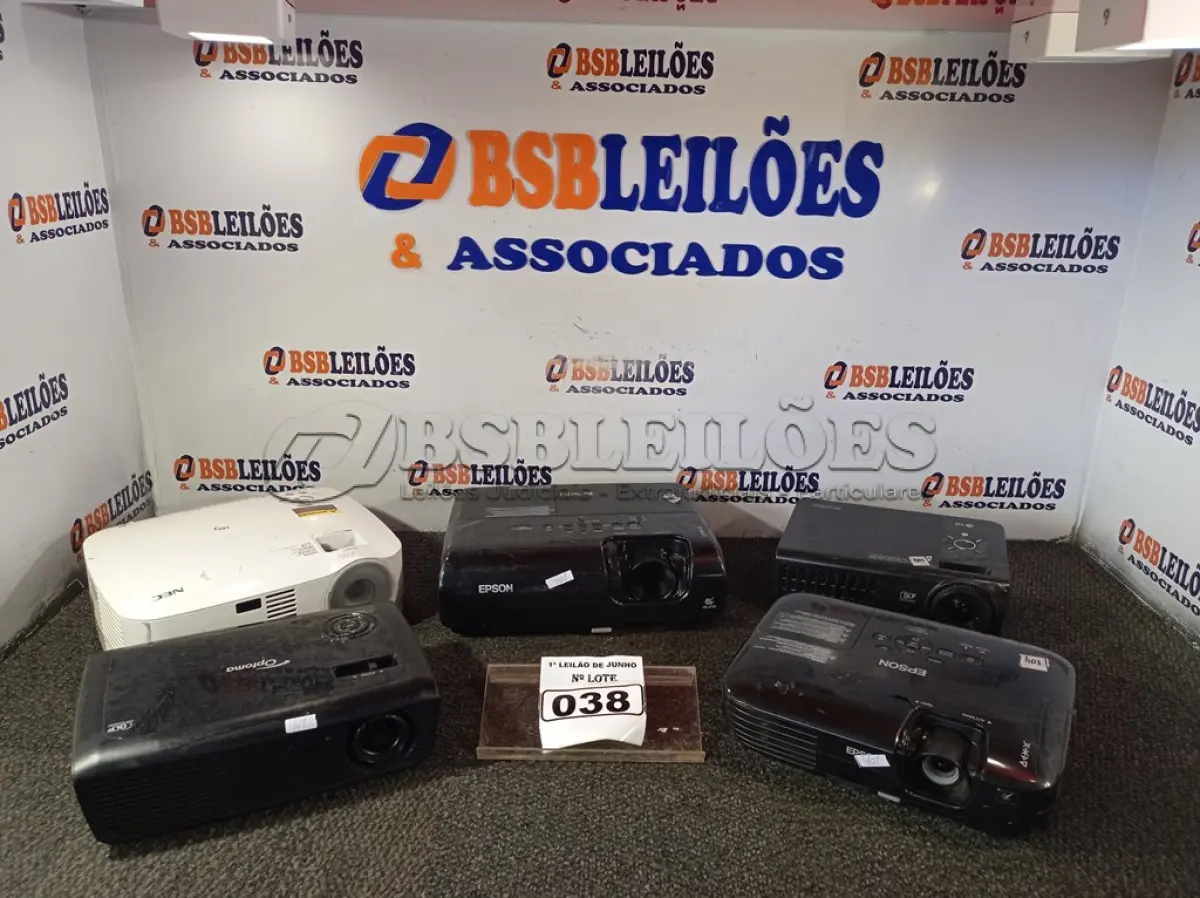 LOTE 038 - 05 PROJETORES MULTIMIDIA MARCAS E MODELOS DIVERSOS PARA RETIRADA DE PEÇAS. (NO ESTADO) ATENÇÃO! FAZER A VISITAÇÃO ANTES DE ARREMATAR, NÃO SABEMOS SE FUNCIONA. LEILÃO NÃO TEM GARANTIA E NEM DEVOLUÇÃO, SUJEITO A POSSÍVEIS AVARIAS VISÍVEIS/OCULTAS E/OU AUSÊNCIA DE COMPONENTES.