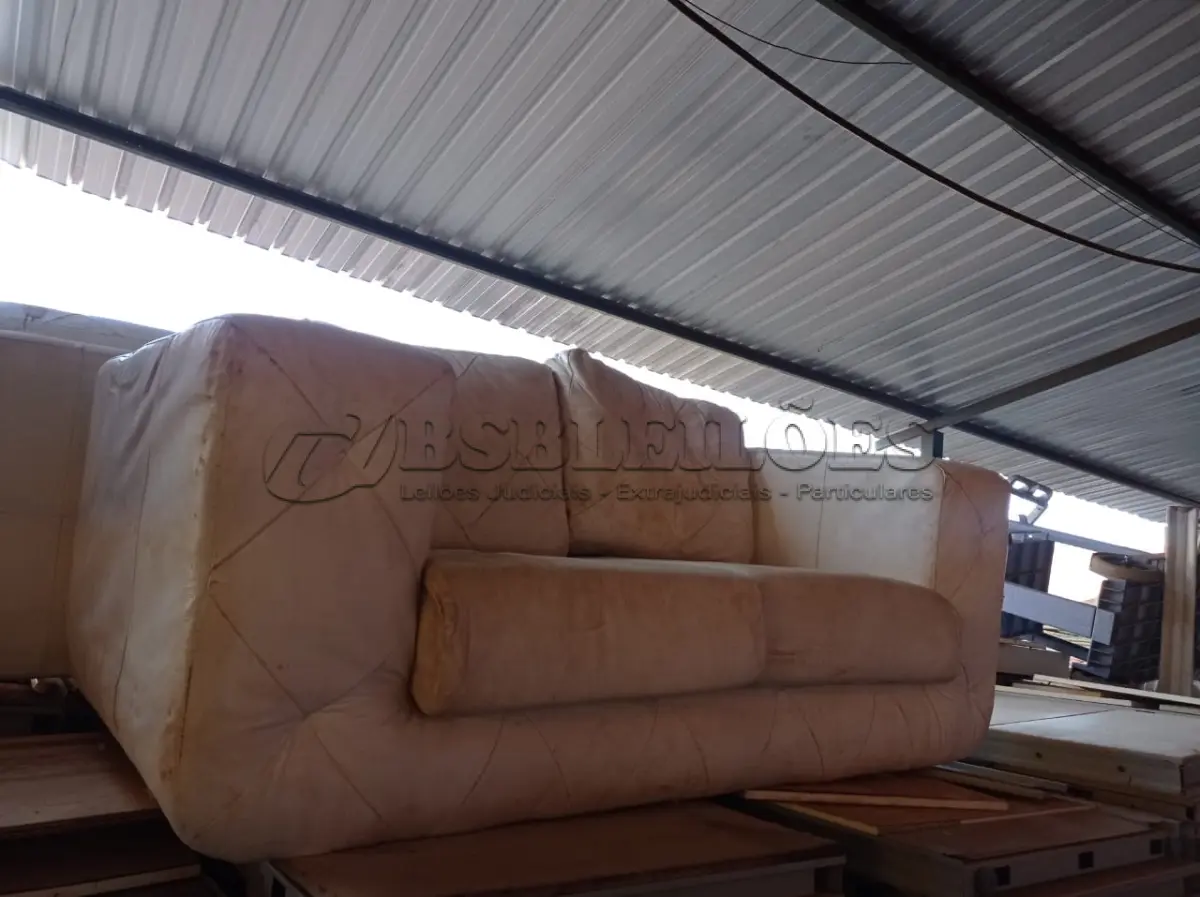 LOTE 490 - 02 SOFÁS. (NO ESTADO) ATENÇÃO! FAZER A VISITAÇÃO ANTES DE ARREMATAR, NÃO SABEMOS SE FUNCIONA. LEILÃO NÃO TEM GARANTIA E NEM DEVOLUÇÃO, SUJEITO A POSSÍVEIS AVARIAS VISÍVEIS/OCULTAS E/OU AUSÊNCIA DE COMPONENTES.