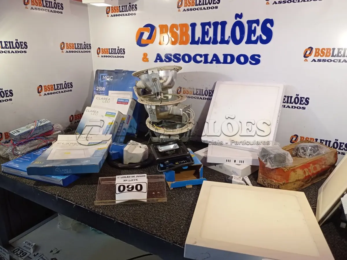LOTE 090 - 01 LOTE COM LUMINÁRIAS DE EMBUTIR DE DIVERSOS MODELOS E REATORES. (NO ESTADO) ATENÇÃO! FAZER A VISITAÇÃO ANTES DE ARREMATAR, NÃO SABEMOS SE FUNCIONA. LEILÃO NÃO TEM GARANTIA E NEM DEVOLUÇÃO, SUJEITO A POSSÍVEIS AVARIAS VISÍVEIS/OCULTAS E/OU AUSÊNCIA DE COMPONENTES.