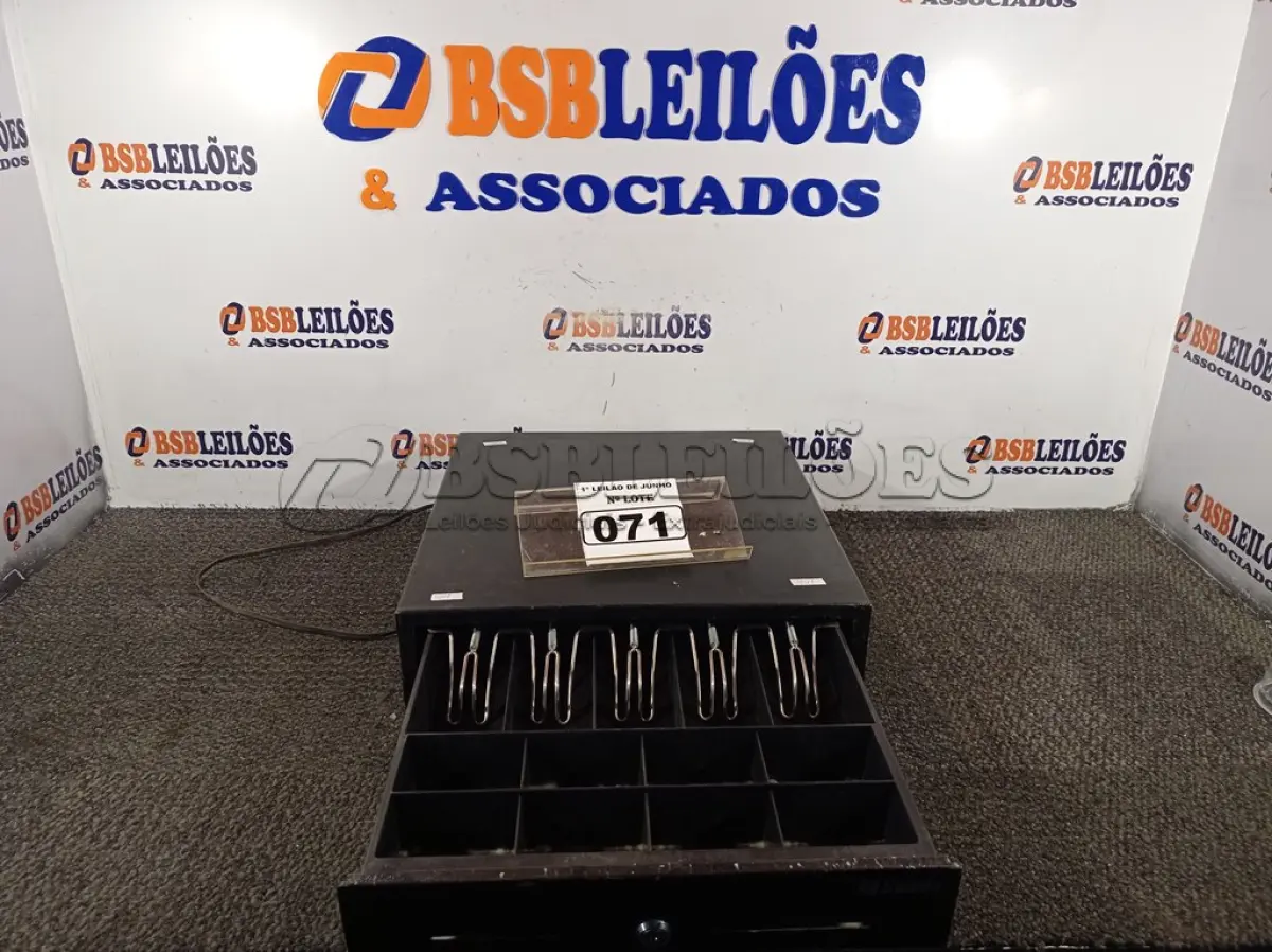 LOTE 071 - 01 CAIXA REGISTRADORA PARA DINHEIRO MANUAL. (NO ESTADO) ATENÇÃO! FAZER A VISITAÇÃO ANTES DE ARREMATAR, NÃO SABEMOS SE FUNCIONA. LEILÃO NÃO TEM GARANTIA E NEM DEVOLUÇÃO, SUJEITO A POSSÍVEIS AVARIAS VISÍVEIS/OCULTAS E/OU AUSÊNCIA DE COMPONENTES.
