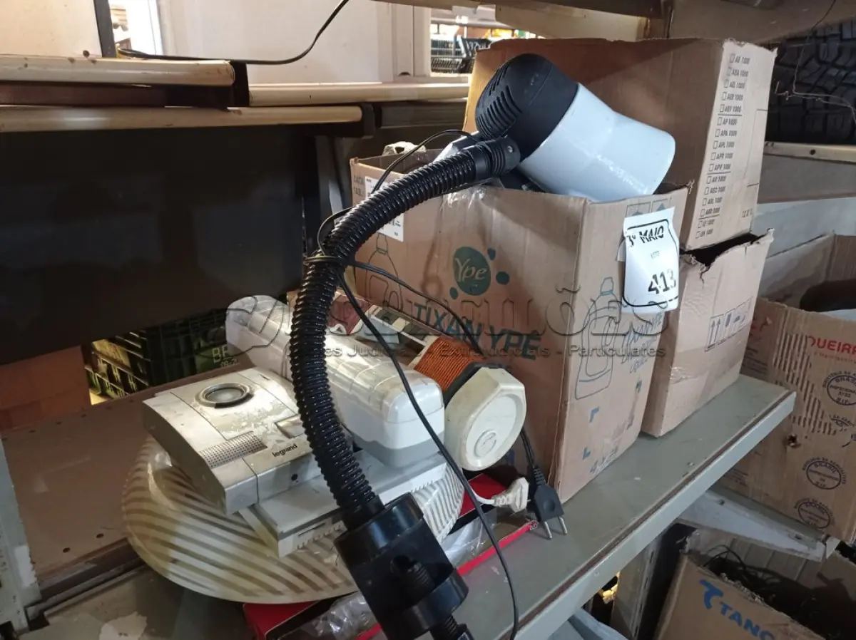 LOTE 413 - 01 LOTE DE MATERIAIS ELÉTRICOS E DIVERSOS. (NO ESTADO) ATENÇÃO! FAZER A VISITAÇÃO ANTES DE ARREMATAR, NÃO SABEMOS SE FUNCIONA. LEILÃO NÃO TEM GARANTIA E NEM DEVOLUÇÃO, SUJEITO A POSSÍVEIS AVARIAS VISÍVEIS/OCULTAS E/OU AUSÊNCIA DE COMPONENTES.
