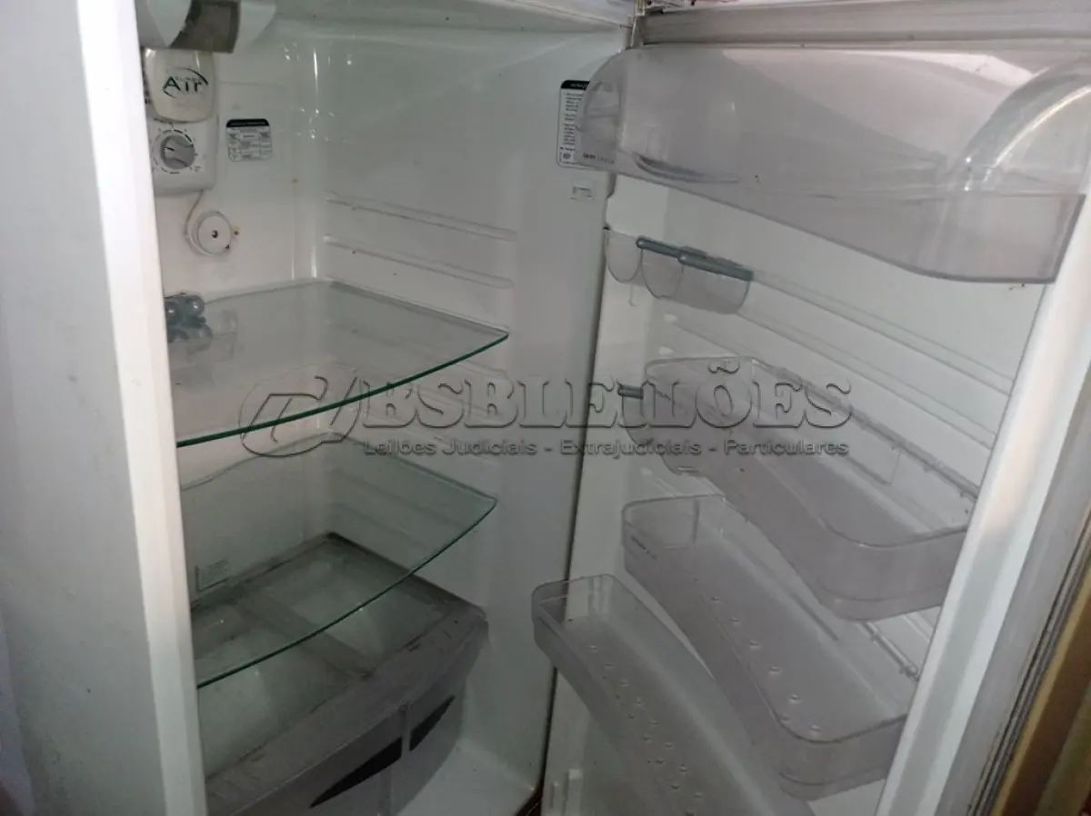 LOTE 379 - 01 GELADEIRA TURBO GE 220V COM AVARIAS. (NO ESTADO) ATENÇÃO! FAZER A VISITAÇÃO ANTES DE ARREMATAR, NÃO SABEMOS SE FUNCIONA. LEILÃO NÃO TEM GARANTIA E NEM DEVOLUÇÃO, SUJEITO A POSSÍVEIS AVARIAS VISÍVEIS/OCULTAS E/OU AUSÊNCIA DE COMPONENTES.