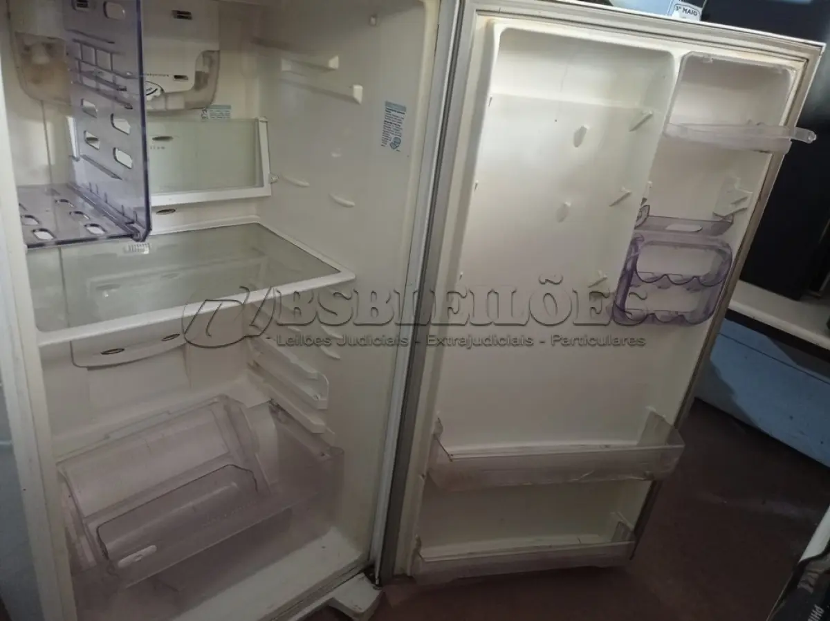LOTE 378 - 01 GELADEIRA FROST FREE DF50 220V MARCA ELECTROLUX. (NO ESTADO) ATENÇÃO! FAZER A VISITAÇÃO ANTES DE ARREMATAR, NÃO SABEMOS SE FUNCIONA. LEILÃO NÃO TEM GARANTIA E NEM DEVOLUÇÃO, SUJEITO A POSSÍVEIS AVARIAS VISÍVEIS/OCULTAS E/OU AUSÊNCIA DE COMPONENTES.