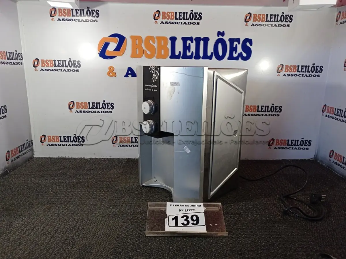 LOTE 139 - 01 PURIFICADOR DE ÁGUA MARCA MASTER FRIO 220V. (NO ESTADO) ATENÇÃO! FAZER A VISITAÇÃO ANTES DE ARREMATAR, NÃO SABEMOS SE FUNCIONA. LEILÃO NÃO TEM GARANTIA E NEM DEVOLUÇÃO, SUJEITO A POSSÍVEIS AVARIAS VISÍVEIS/OCULTAS E/OU AUSÊNCIA DE COMPONENTES.