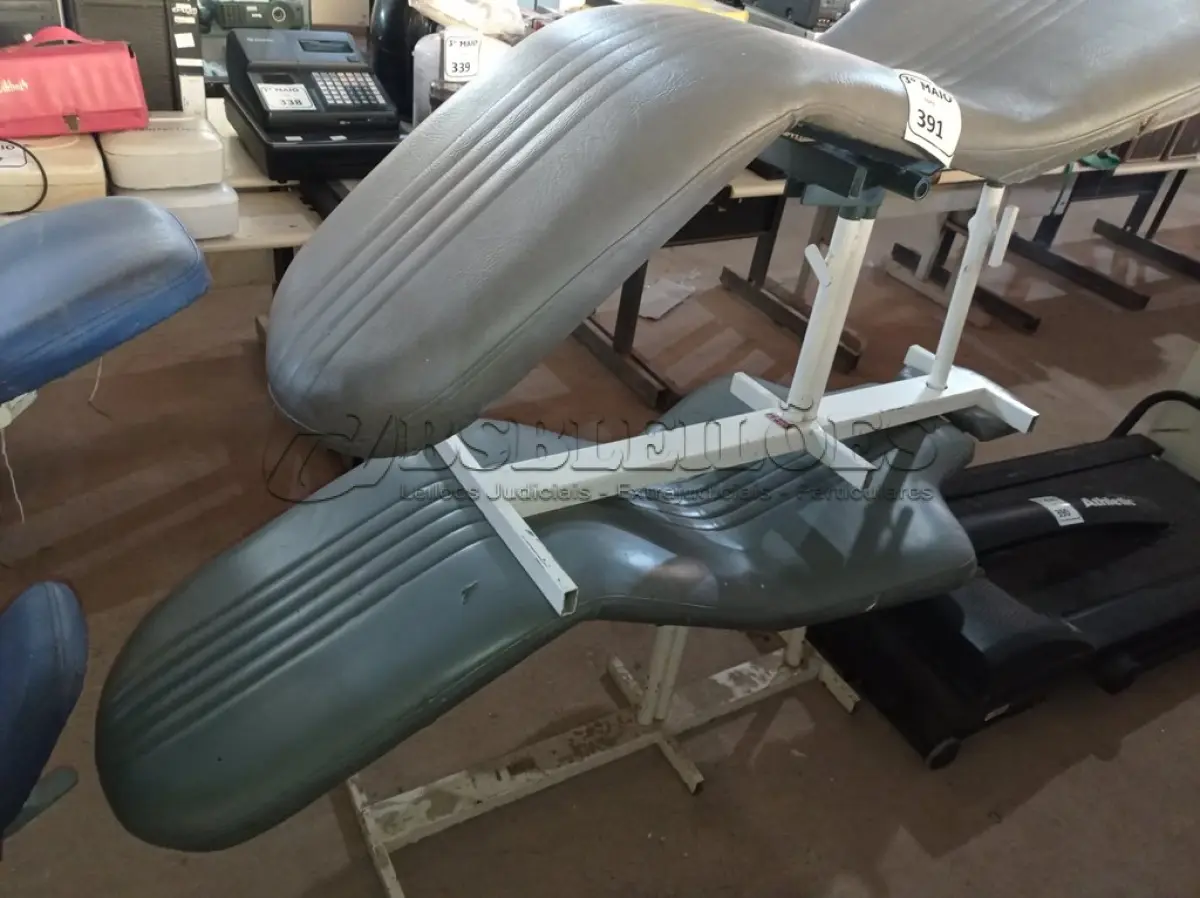 LOTE 391 - 02 CAMAS DE MASSAGEM NA COR CINZA. (NO ESTADO) ATENÇÃO! FAZER A VISITAÇÃO ANTES DE ARREMATAR, NÃO SABEMOS SE FUNCIONA. LEILÃO NÃO TEM GARANTIA E NEM DEVOLUÇÃO, SUJEITO A POSSÍVEIS AVARIAS VISÍVEIS/OCULTAS E/OU AUSÊNCIA DE COMPONENTES.