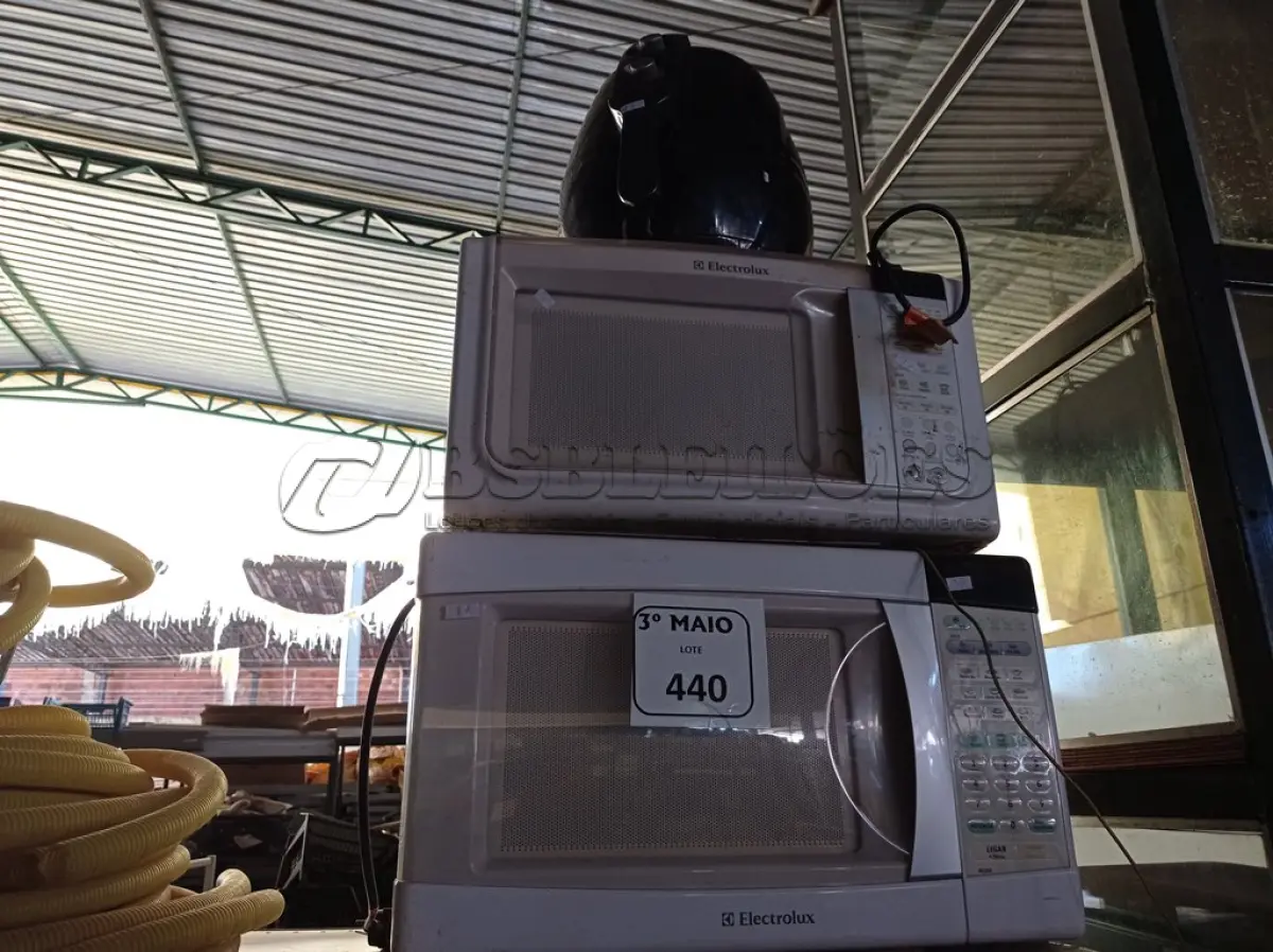 LOTE 440 - 02 MICRO-ONDAS  SEM PRATO E 01 AIR FRYER COM AVARIAS. (NO ESTADO) ATENÇÃO! FAZER A VISITAÇÃO ANTES DE ARREMATAR, NÃO SABEMOS SE FUNCIONA. LEILÃO NÃO TEM GARANTIA E NEM DEVOLUÇÃO, SUJEITO A POSSÍVEIS AVARIAS VISÍVEIS/OCULTAS E/OU AUSÊNCIA DE COMPONENTES.