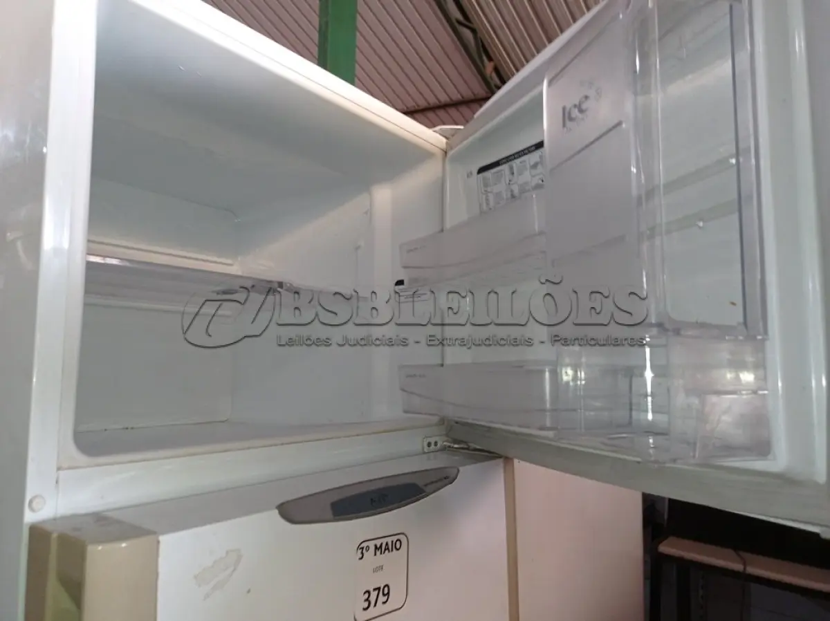 LOTE 379 - 01 GELADEIRA TURBO GE 220V COM AVARIAS. (NO ESTADO) ATENÇÃO! FAZER A VISITAÇÃO ANTES DE ARREMATAR, NÃO SABEMOS SE FUNCIONA. LEILÃO NÃO TEM GARANTIA E NEM DEVOLUÇÃO, SUJEITO A POSSÍVEIS AVARIAS VISÍVEIS/OCULTAS E/OU AUSÊNCIA DE COMPONENTES.