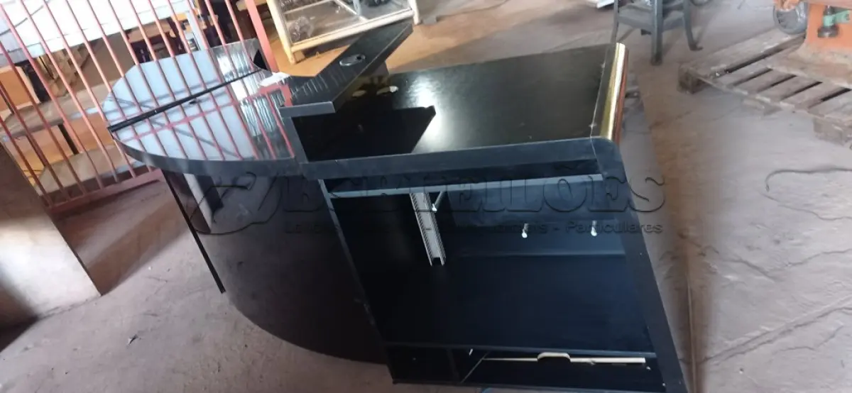 LOTE 408 - 01 BALCÃO PARA LOJA PRETO. (NO ESTADO) ATENÇÃO! FAZER A VISITAÇÃO ANTES DE ARREMATAR, NÃO SABEMOS SE FUNCIONA. LEILÃO NÃO TEM GARANTIA E NEM DEVOLUÇÃO, SUJEITO A POSSÍVEIS AVARIAS VISÍVEIS/OCULTAS E/OU AUSÊNCIA DE COMPONENTES.