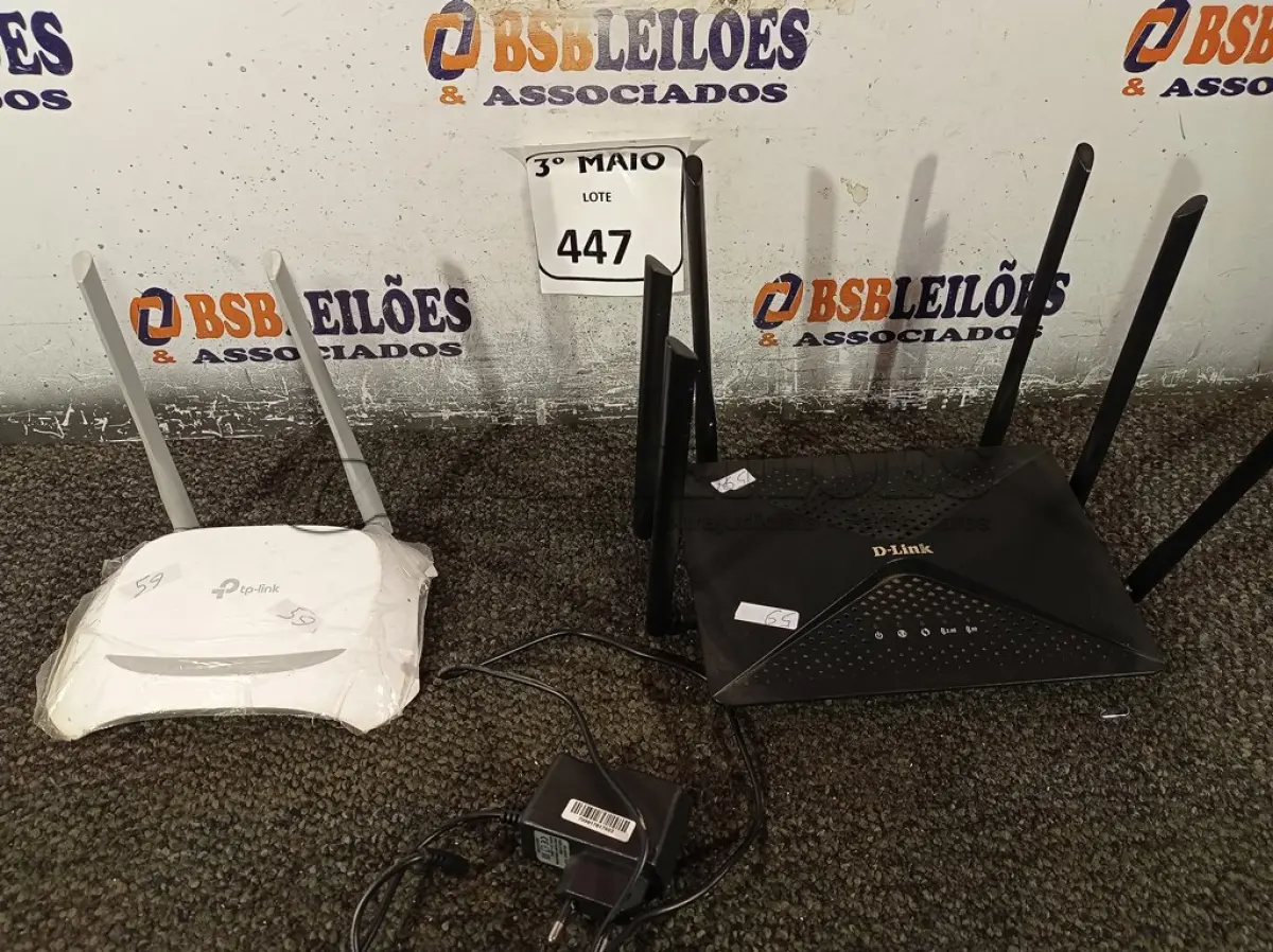 LOTE 447 - 02 ROTEADORES, SENDO 01 TP-LINK E 01 D-LINK. (NO ESTADO) ATENÇÃO! FAZER A VISITAÇÃO ANTES DE ARREMATAR, NÃO SABEMOS SE FUNCIONA. LEILÃO NÃO TEM GARANTIA E NEM DEVOLUÇÃO, SUJEITO A POSSÍVEIS AVARIAS VISÍVEIS/OCULTAS E/OU AUSÊNCIA DE COMPONENTES.