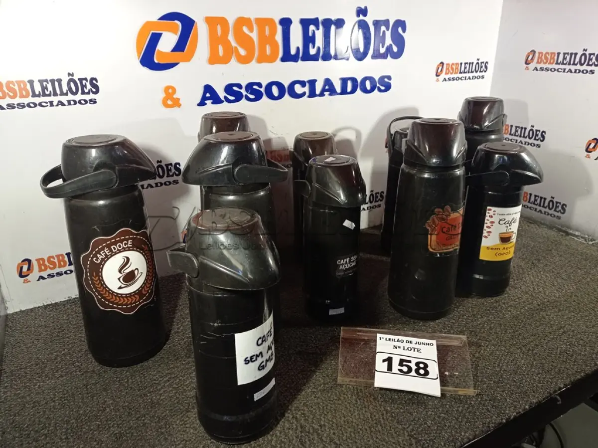 LOTE 158 - 10 GARRAFAS DE CAFÉ. (NO ESTADO) ATENÇÃO! FAZER A VISITAÇÃO ANTES DE ARREMATAR, NÃO SABEMOS SE FUNCIONA. LEILÃO NÃO TEM GARANTIA E NEM DEVOLUÇÃO, SUJEITO A POSSÍVEIS AVARIAS VISÍVEIS/OCULTAS E/OU AUSÊNCIA DE COMPONENTES.