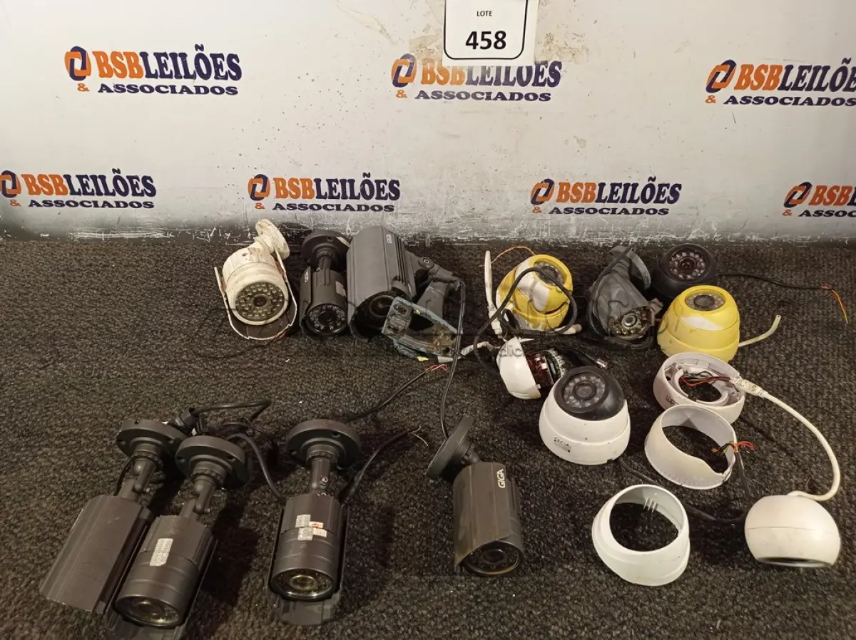 LOTE 458 - 01 LOTE COM CÂMERAS DE SEGURANÇA. (NO ESTADO) ATENÇÃO! FAZER A VISITAÇÃO ANTES DE ARREMATAR, NÃO SABEMOS SE FUNCIONA. LEILÃO NÃO TEM GARANTIA E NEM DEVOLUÇÃO, SUJEITO A POSSÍVEIS AVARIAS VISÍVEIS/OCULTAS E/OU AUSÊNCIA DE COMPONENTES.