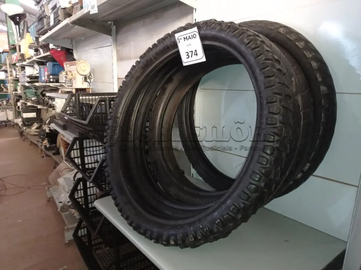 LOTE 374 - 04 PNEUS DIVERSOS PARA MOTO. (NO ESTADO) ATENÇÃO! FAZER A VISITAÇÃO ANTES DE ARREMATAR, NÃO SABEMOS SE FUNCIONA. LEILÃO NÃO TEM GARANTIA E NEM DEVOLUÇÃO, SUJEITO A POSSÍVEIS AVARIAS VISÍVEIS/OCULTAS E/OU AUSÊNCIA DE COMPONENTES.