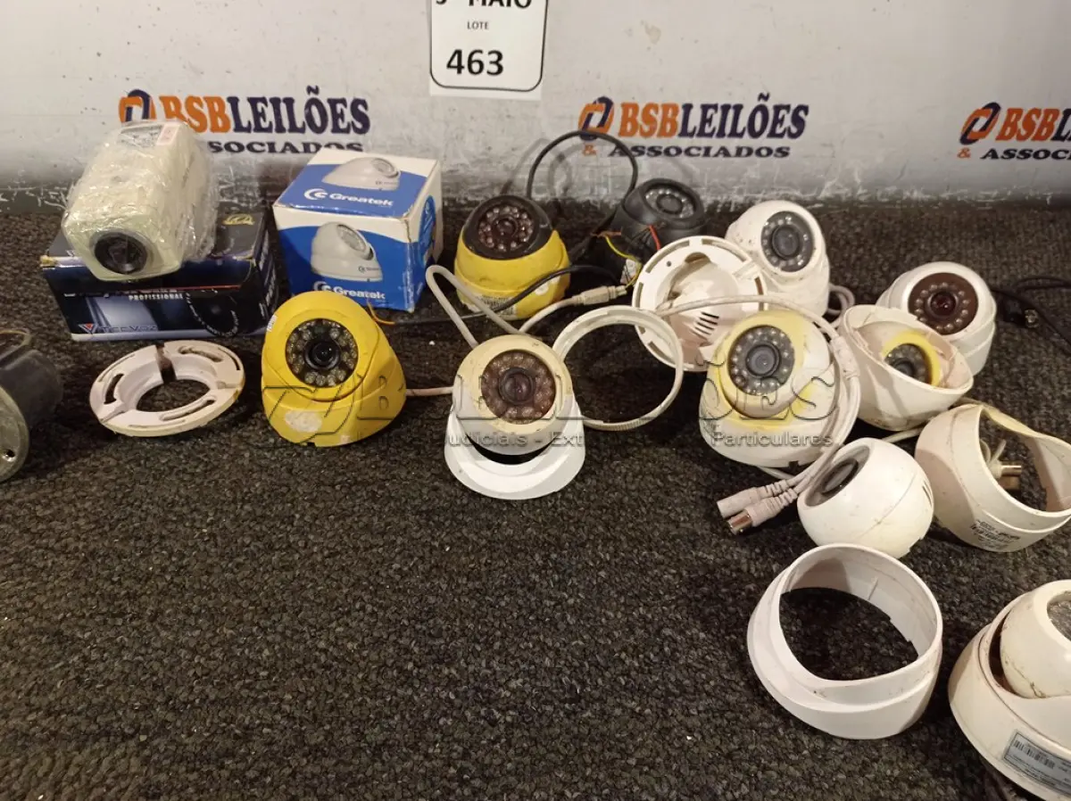 LOTE 463 - 01 LOTE COM CÂMERAS DE SEGURANÇA. (NO ESTADO) ATENÇÃO! FAZER A VISITAÇÃO ANTES DE ARREMATAR, NÃO SABEMOS SE FUNCIONA. LEILÃO NÃO TEM GARANTIA E NEM DEVOLUÇÃO, SUJEITO A POSSÍVEIS AVARIAS VISÍVEIS/OCULTAS E/OU AUSÊNCIA DE COMPONENTES.
