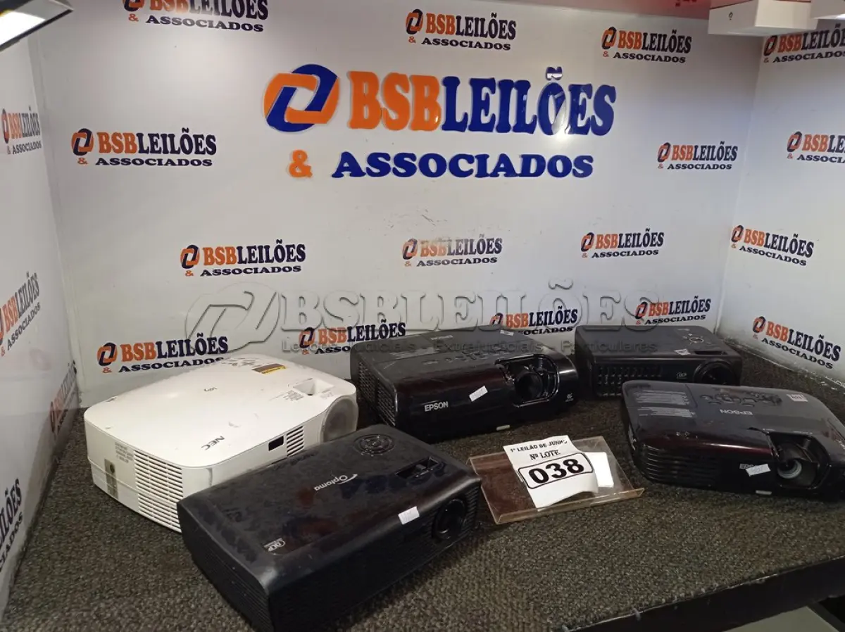 LOTE 038 - 05 PROJETORES MULTIMIDIA MARCAS E MODELOS DIVERSOS PARA RETIRADA DE PEÇAS. (NO ESTADO) ATENÇÃO! FAZER A VISITAÇÃO ANTES DE ARREMATAR, NÃO SABEMOS SE FUNCIONA. LEILÃO NÃO TEM GARANTIA E NEM DEVOLUÇÃO, SUJEITO A POSSÍVEIS AVARIAS VISÍVEIS/OCULTAS E/OU AUSÊNCIA DE COMPONENTES.