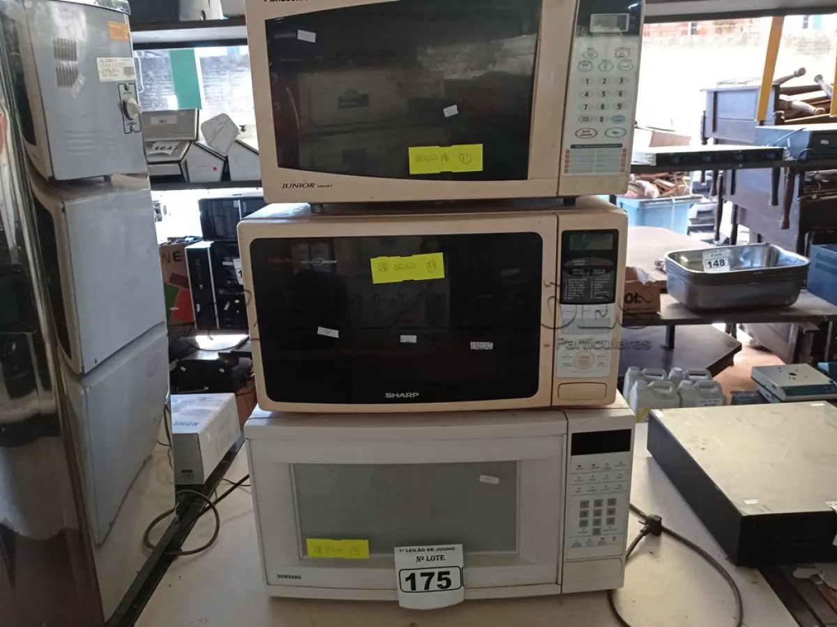 LOTE 175 - 03 MICRO-ONDAS MARCAS E MODELOS DIVERSOS SENDO 01 COM PRATO. (NO ESTADO) ATENÇÃO! FAZER A VISITAÇÃO ANTES DE ARREMATAR, NÃO SABEMOS SE FUNCIONA. LEILÃO NÃO TEM GARANTIA E NEM DEVOLUÇÃO, SUJEITO A POSSÍVEIS AVARIAS VISÍVEIS/OCULTAS E/OU AUSÊNCIA DE COMPONENTES.