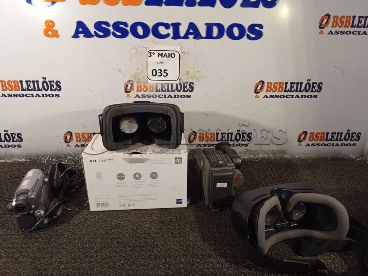 LOTE 035 - 02 CÂMERAS FILMADORAS, 02 ÓCULOS VIRTUAL GAMER, SENDO 01 VC ONE PLUS E 01 GEAR VR. (NO ESTADO) ATENÇÃO! FAZER A VISITAÇÃO ANTES DE ARREMATAR, NÃO SABEMOS SE FUNCIONA. LEILÃO NÃO TEM GARANTIA E NEM DEVOLUÇÃO, SUJEITO A POSSÍVEIS AVARIAS VISÍVEIS/OCULTAS E/OU AUSÊNCIA DE COMPONENTES.