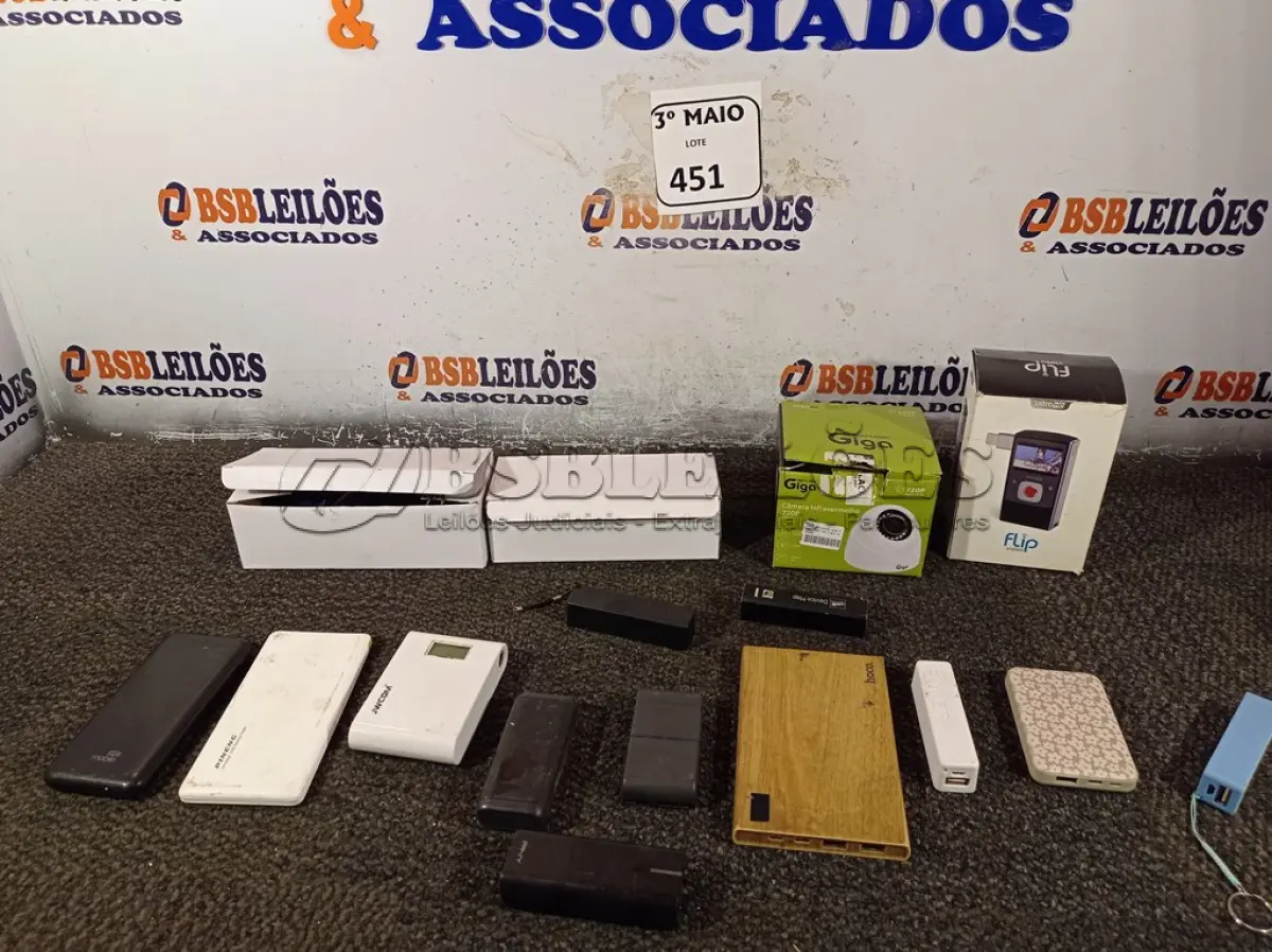 LOTE 451 - 01 LOTE COM VÁRIOS CARREGADORES PARA CELULAR, 01 CÂMERA DE SEGURANÇA, E 02 CONTROLES DE VÍDEO GAME E 01 CÂMERA DIGITAL FLIP. (NO ESTADO) ATENÇÃO! FAZER A VISITAÇÃO ANTES DE ARREMATAR, NÃO SABEMOS SE FUNCIONA. LEILÃO NÃO TEM GARANTIA E NEM DEVOLUÇÃO, SUJEITO A POSSÍVEIS AVARIAS VISÍVEIS/OCULTAS E/OU AUSÊNCIA DE COMPONENTES.