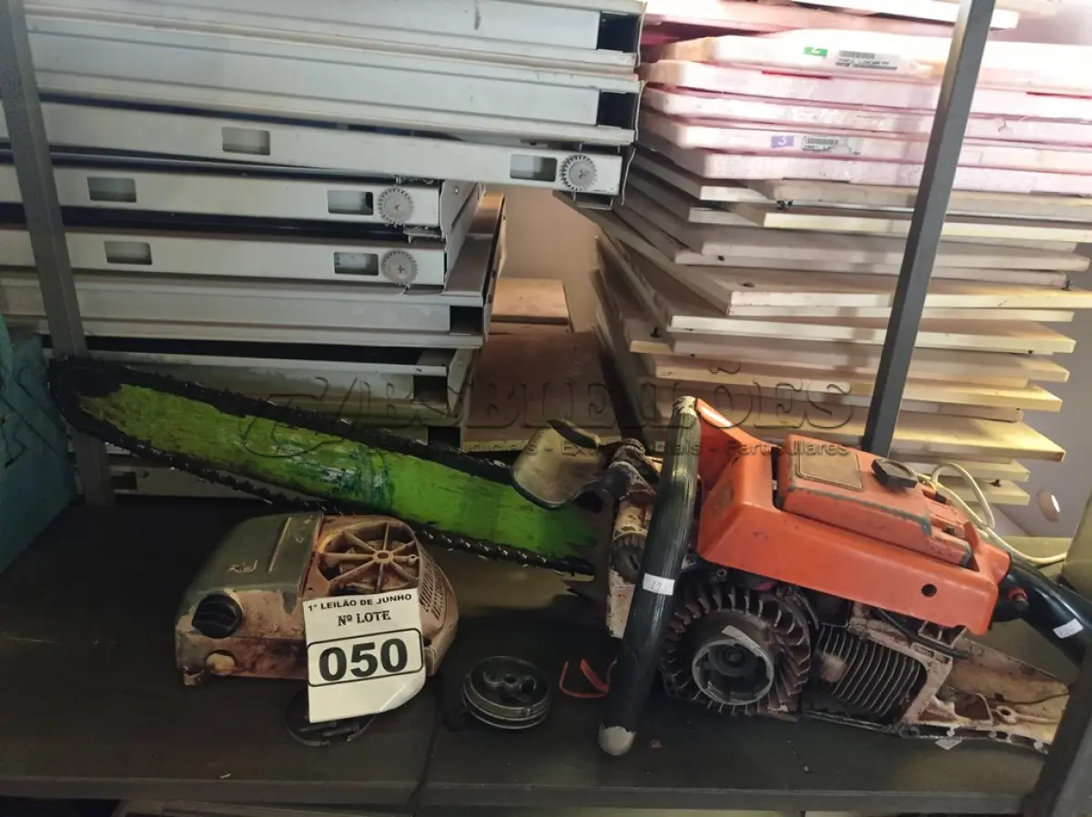 LOTE 050 - 01 MOTOR SERRA. (NO ESTADO) ATENÇÃO! FAZER A VISITAÇÃO ANTES DE ARREMATAR, NÃO SABEMOS SE FUNCIONA. LEILÃO NÃO TEM GARANTIA E NEM DEVOLUÇÃO, SUJEITO A POSSÍVEIS AVARIAS VISÍVEIS/OCULTAS E/OU AUSÊNCIA DE COMPONENTES.