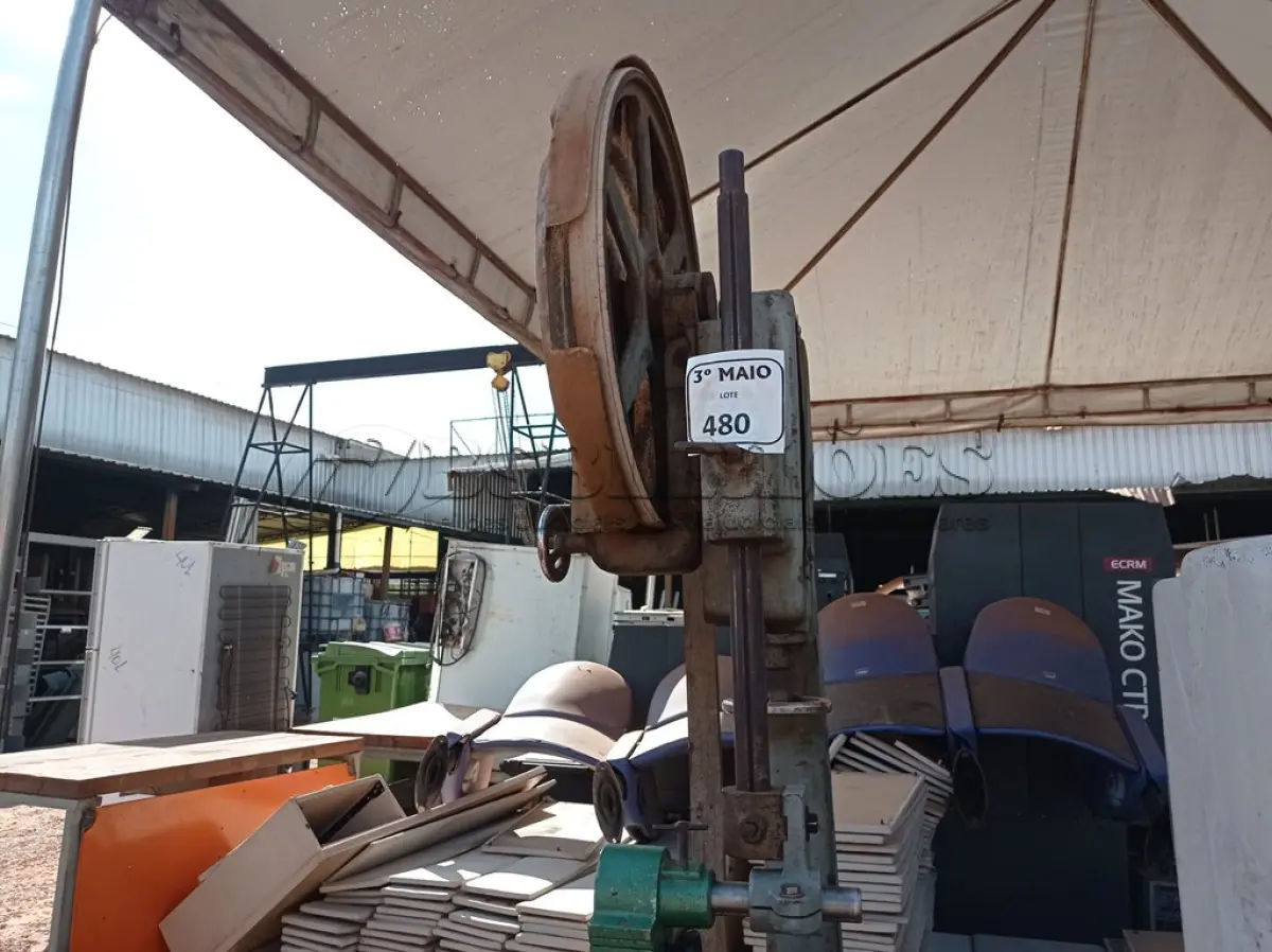 LOTE 480 - 01 SERRA FITA PARA MARCENARIA COM VOLANTE DE 60 MARCA INVICTA. (NO ESTADO) ATENÇÃO! FAZER A VISITAÇÃO ANTES DE ARREMATAR, NÃO SABEMOS SE FUNCIONA. LEILÃO NÃO TEM GARANTIA E NEM DEVOLUÇÃO, SUJEITO A POSSÍVEIS AVARIAS VISÍVEIS/OCULTAS E/OU AUSÊNCIA DE COMPONENTES.