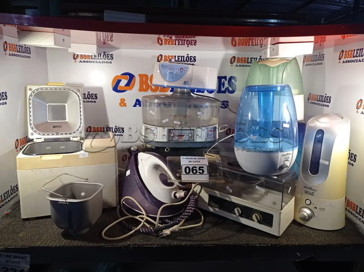 LOTE 065 - 01 PANELA DE FAZER PÃO, 07 UMIDIFICADORES DE AR MARCAS E MODELOS DIVERSOS E 01 FERRO A VAPOR. (NO ESTADO) ATENÇÃO! FAZER A VISITAÇÃO ANTES DE ARREMATAR, NÃO SABEMOS SE FUNCIONA. LEILÃO NÃO TEM GARANTIA E NEM DEVOLUÇÃO, SUJEITO A POSSÍVEIS AVARIAS VISÍVEIS/OCULTAS E/OU AUSÊNCIA DE COMPONENTES.