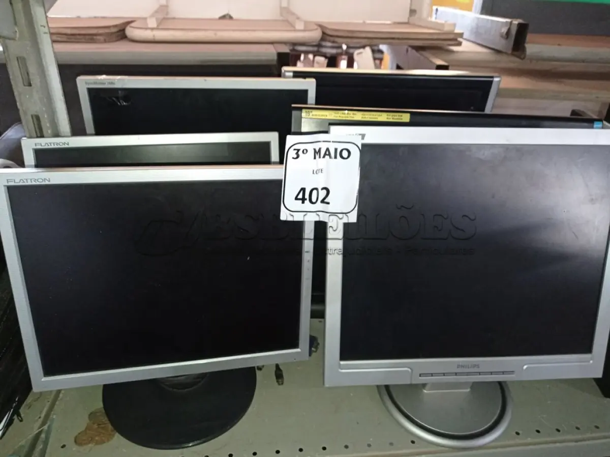 LOTE 402 - 08 MONITORES LCD MARCAS E MODELOS DIVERSOS. (NO ESTADO) ATENÇÃO! FAZER A VISITAÇÃO ANTES DE ARREMATAR, NÃO SABEMOS SE FUNCIONA. LEILÃO NÃO TEM GARANTIA E NEM DEVOLUÇÃO, SUJEITO A POSSÍVEIS AVARIAS VISÍVEIS/OCULTAS E/OU AUSÊNCIA DE COMPONENTES.