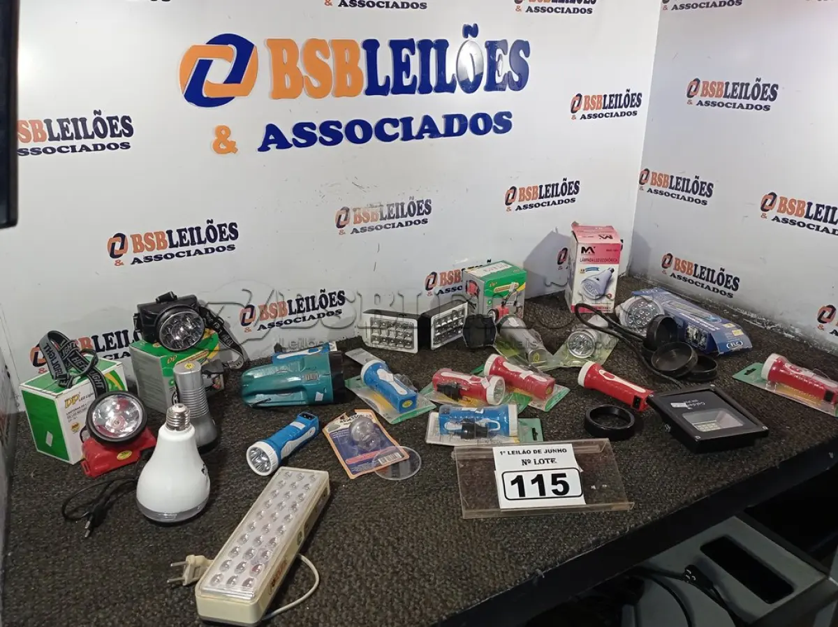 LOTE 115 - 01 LOTE COM DIVERSAS LANTERNAS COM AVARIAS. (NO ESTADO) ATENÇÃO! FAZER A VISITAÇÃO ANTES DE ARREMATAR, NÃO SABEMOS SE FUNCIONA. LEILÃO NÃO TEM GARANTIA E NEM DEVOLUÇÃO, SUJEITO A POSSÍVEIS AVARIAS VISÍVEIS/OCULTAS E/OU AUSÊNCIA DE COMPONENTES.