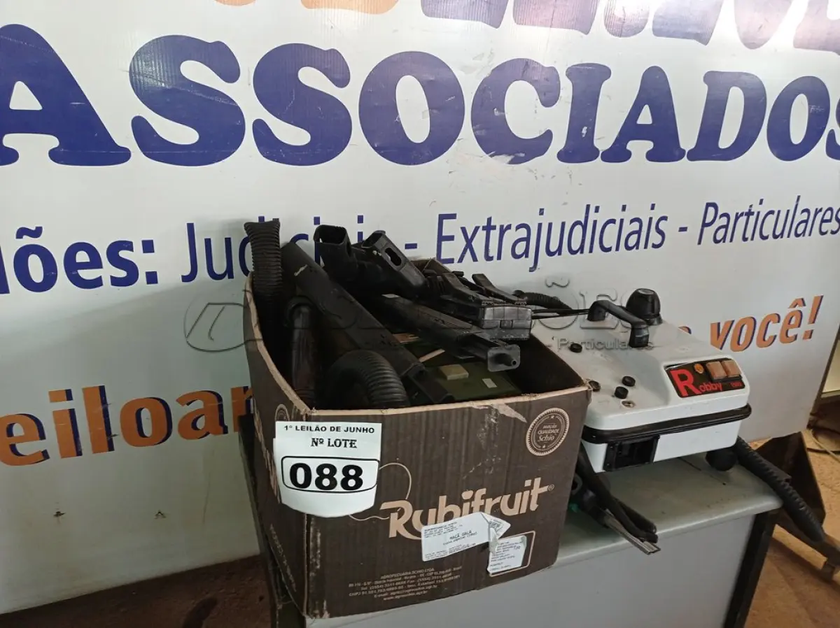 LOTE 088 - 01 ASPIRADOR DE PÓ ANTIGO MARCA ARNO E 01 VAP INDUSTRIAL ROBBY 1500 COM AVARIAS. (NO ESTADO) ATENÇÃO! FAZER A VISITAÇÃO ANTES DE ARREMATAR, NÃO SABEMOS SE FUNCIONA. LEILÃO NÃO TEM GARANTIA E NEM DEVOLUÇÃO, SUJEITO A POSSÍVEIS AVARIAS VISÍVEIS/OCULTAS E/OU AUSÊNCIA DE COMPONENTES.