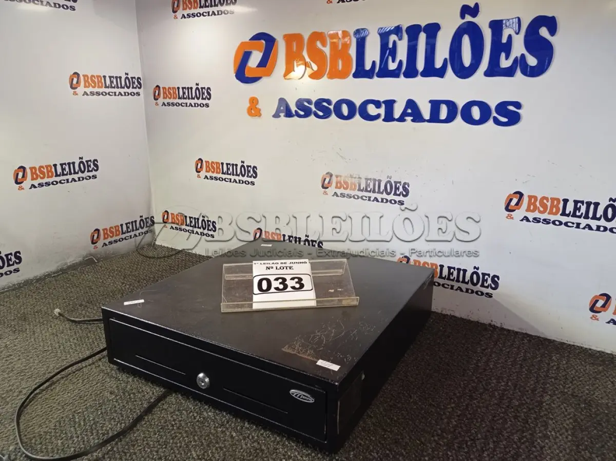 LOTE 033 - 01 CAIXA REGISTRADORA PARA DINHEIRO MANUAL. (NO ESTADO) ATENÇÃO! FAZER A VISITAÇÃO ANTES DE ARREMATAR, NÃO SABEMOS SE FUNCIONA. LEILÃO NÃO TEM GARANTIA E NEM DEVOLUÇÃO, SUJEITO A POSSÍVEIS AVARIAS VISÍVEIS/OCULTAS E/OU AUSÊNCIA DE COMPONENTES.
