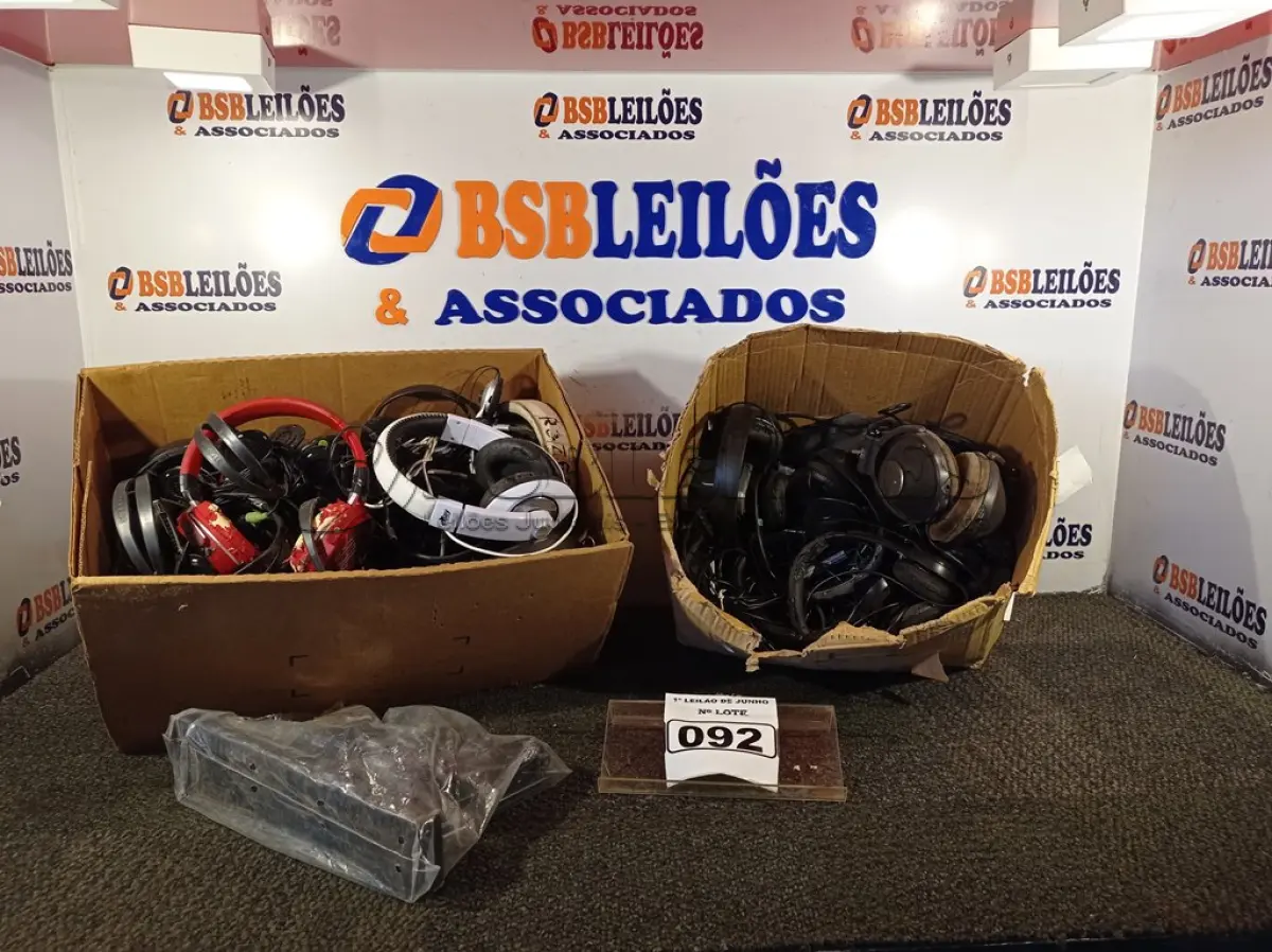 LOTE 092 - 01 LOTE COM VÁRIOS FONES DE OUVIDO MARCAS E MODELOS DIVERSOS E 05 GRAMPEADORES. (NO ESTADO) ATENÇÃO! FAZER A VISITAÇÃO ANTES DE ARREMATAR, NÃO SABEMOS SE FUNCIONA. LEILÃO NÃO TEM GARANTIA E NEM DEVOLUÇÃO, SUJEITO A POSSÍVEIS AVARIAS VISÍVEIS/OCULTAS E/OU AUSÊNCIA DE COMPONENTES.