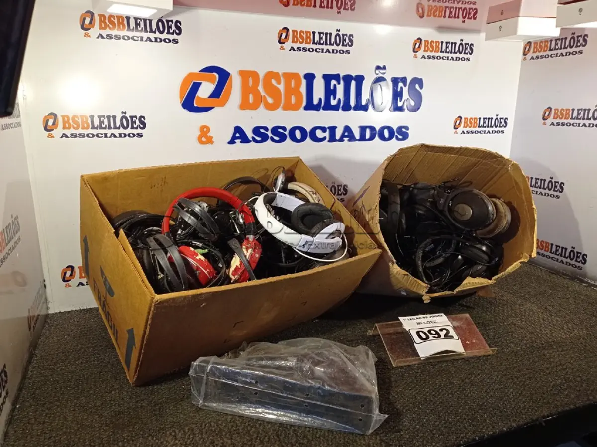 LOTE 092 - 01 LOTE COM VÁRIOS FONES DE OUVIDO MARCAS E MODELOS DIVERSOS E 05 GRAMPEADORES. (NO ESTADO) ATENÇÃO! FAZER A VISITAÇÃO ANTES DE ARREMATAR, NÃO SABEMOS SE FUNCIONA. LEILÃO NÃO TEM GARANTIA E NEM DEVOLUÇÃO, SUJEITO A POSSÍVEIS AVARIAS VISÍVEIS/OCULTAS E/OU AUSÊNCIA DE COMPONENTES.