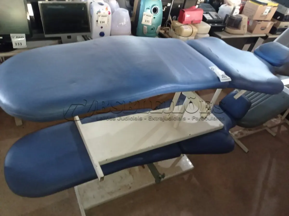 LOTE 392 - 02 CAMAS DE MASSAGEM NA COR AZUL. (NO ESTADO) ATENÇÃO! FAZER A VISITAÇÃO ANTES DE ARREMATAR, NÃO SABEMOS SE FUNCIONA. LEILÃO NÃO TEM GARANTIA E NEM DEVOLUÇÃO, SUJEITO A POSSÍVEIS AVARIAS VISÍVEIS/OCULTAS E/OU AUSÊNCIA DE COMPONENTES.