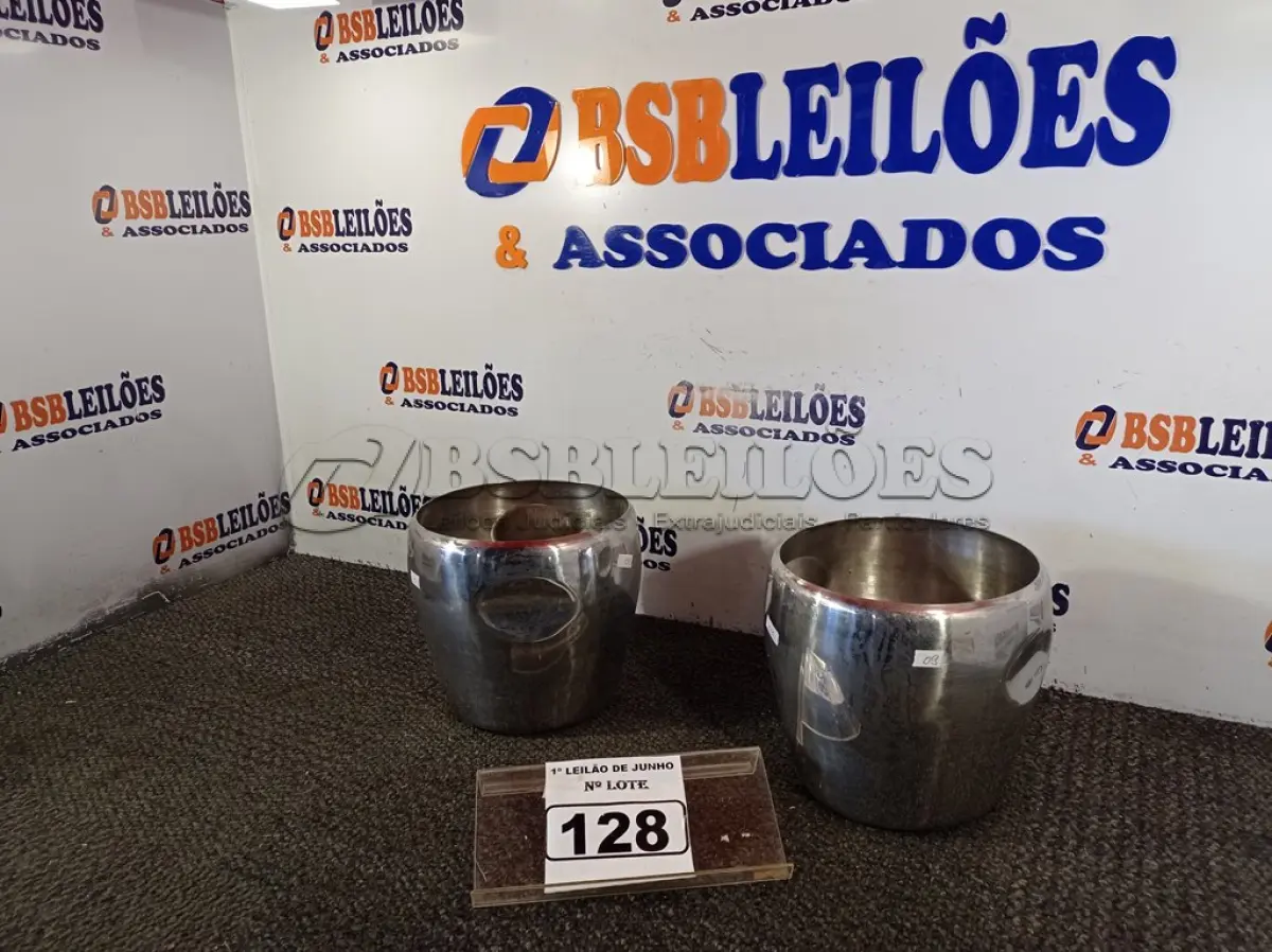 LOTE 128 - 02 BALDES PARA GELO EM INOX. (NO ESTADO) ATENÇÃO! FAZER A VISITAÇÃO ANTES DE ARREMATAR, NÃO SABEMOS SE FUNCIONA. LEILÃO NÃO TEM GARANTIA E NEM DEVOLUÇÃO, SUJEITO A POSSÍVEIS AVARIAS VISÍVEIS/OCULTAS E/OU AUSÊNCIA DE COMPONENTES.