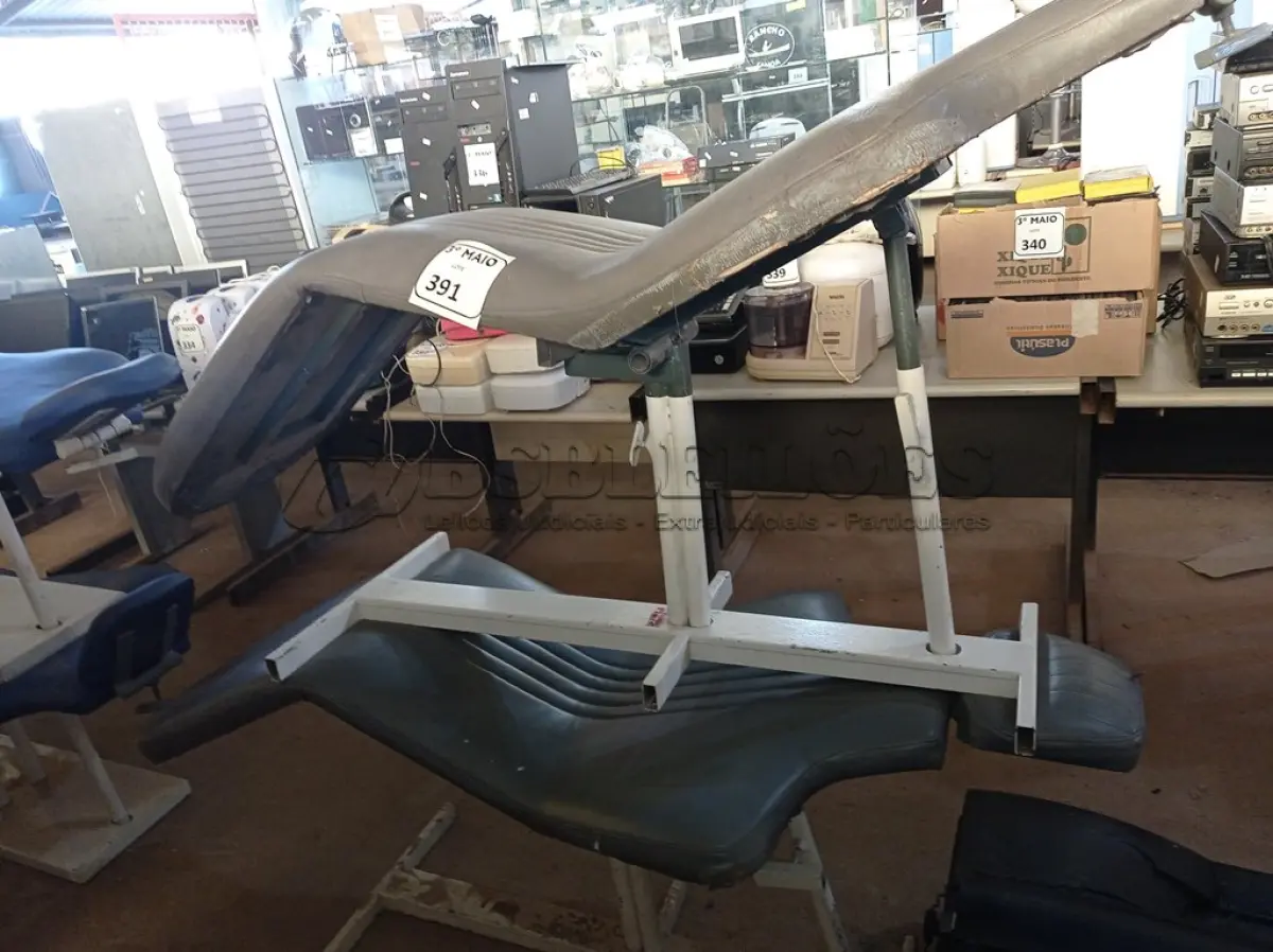 LOTE 391 - 02 CAMAS DE MASSAGEM NA COR CINZA. (NO ESTADO) ATENÇÃO! FAZER A VISITAÇÃO ANTES DE ARREMATAR, NÃO SABEMOS SE FUNCIONA. LEILÃO NÃO TEM GARANTIA E NEM DEVOLUÇÃO, SUJEITO A POSSÍVEIS AVARIAS VISÍVEIS/OCULTAS E/OU AUSÊNCIA DE COMPONENTES.