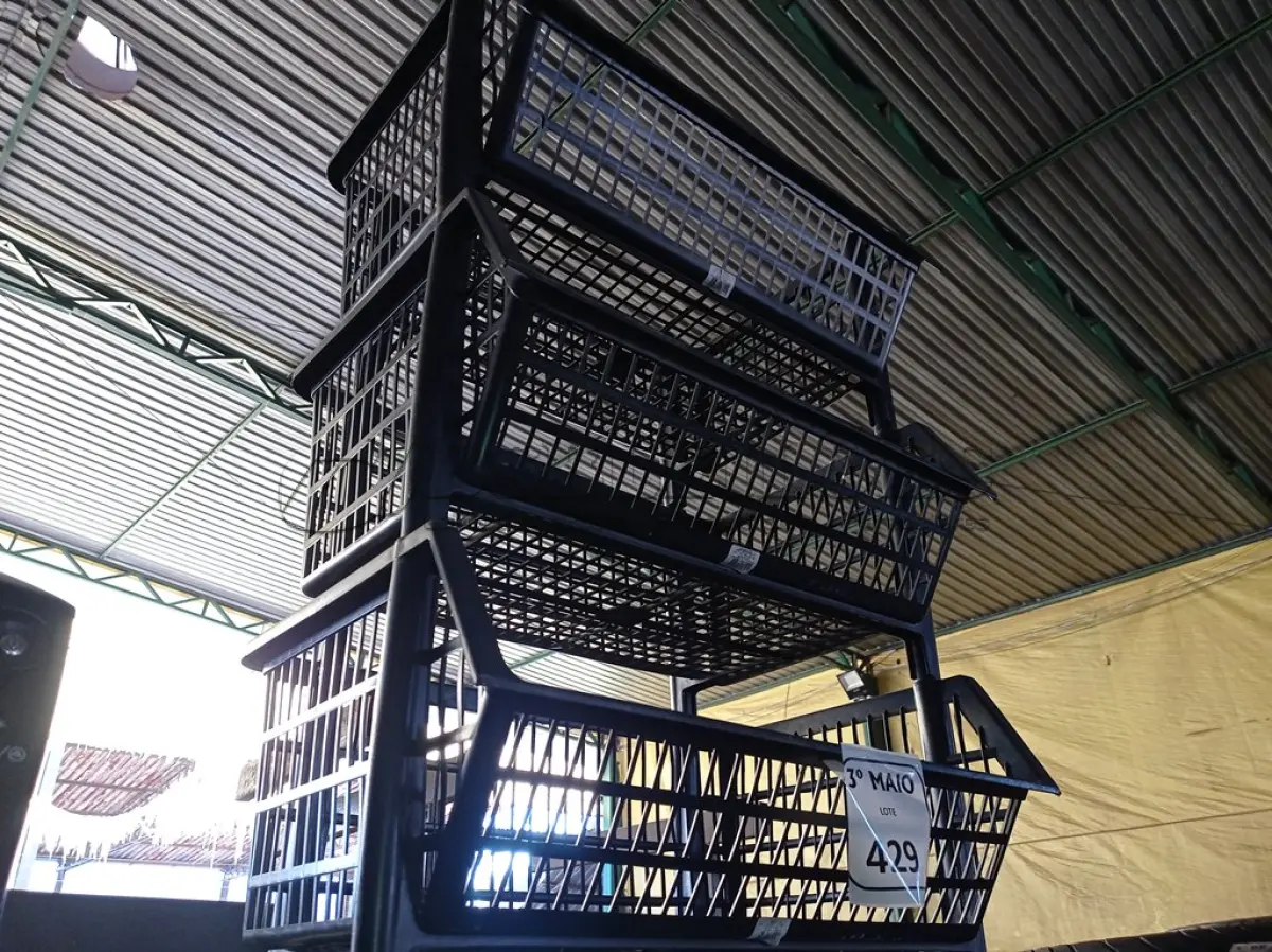 LOTE 429 - 04 GÔNDOLAS DE PLÁSTICO. (NO ESTADO) ATENÇÃO! FAZER A VISITAÇÃO ANTES DE ARREMATAR, NÃO SABEMOS SE FUNCIONA. LEILÃO NÃO TEM GARANTIA E NEM DEVOLUÇÃO, SUJEITO A POSSÍVEIS AVARIAS VISÍVEIS/OCULTAS E/OU AUSÊNCIA DE COMPONENTES.
