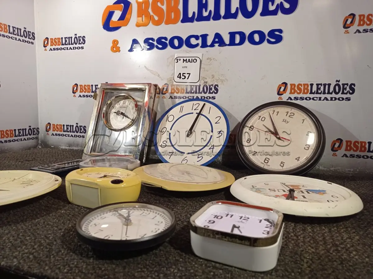 LOTE 457 - 01 LOTE COM DIVERSOS RELÓGIOS DE PAREDE. (NO ESTADO) ATENÇÃO! FAZER A VISITAÇÃO ANTES DE ARREMATAR, NÃO SABEMOS SE FUNCIONA. LEILÃO NÃO TEM GARANTIA E NEM DEVOLUÇÃO, SUJEITO A POSSÍVEIS AVARIAS VISÍVEIS/OCULTAS E/OU AUSÊNCIA DE COMPONENTES.