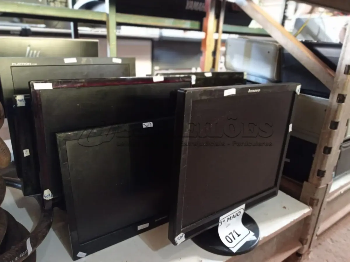 LOTE 071 - 08 MONITORES LCD MARCAS E MODELOS DIVERSOS PARA RETIRADA DE PEÇAS. (NO ESTADO) ATENÇÃO! FAZER A VISITAÇÃO ANTES DE ARREMATAR, NÃO SABEMOS SE FUNCIONA. LEILÃO NÃO TEM GARANTIA E NEM DEVOLUÇÃO, SUJEITO A POSSÍVEIS AVARIAS VISÍVEIS/OCULTAS E/OU AUSÊNCIA DE COMPONENTES.