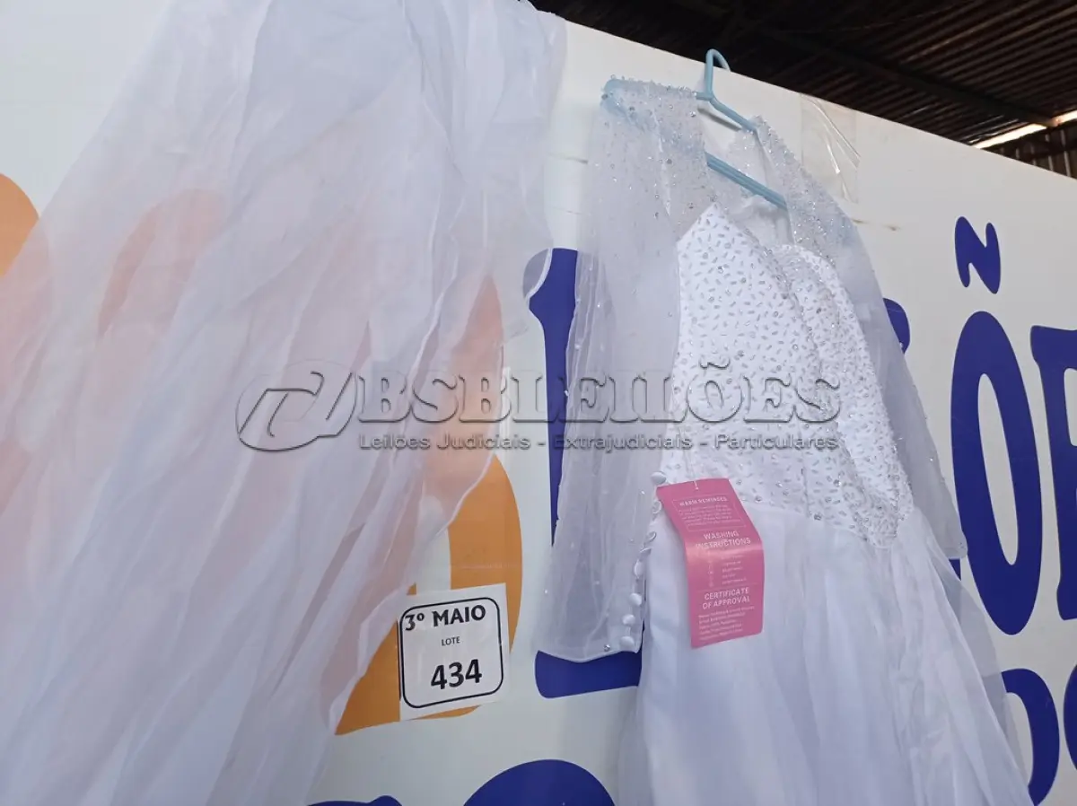 LOTE 434 - 01 VESTIDO DE NOIVA. (NO ESTADO) ATENÇÃO! FAZER A VISITAÇÃO ANTES DE ARREMATAR, NÃO SABEMOS SE FUNCIONA. LEILÃO NÃO TEM GARANTIA E NEM DEVOLUÇÃO, SUJEITO A POSSÍVEIS AVARIAS VISÍVEIS/OCULTAS E/OU AUSÊNCIA DE COMPONENTES.